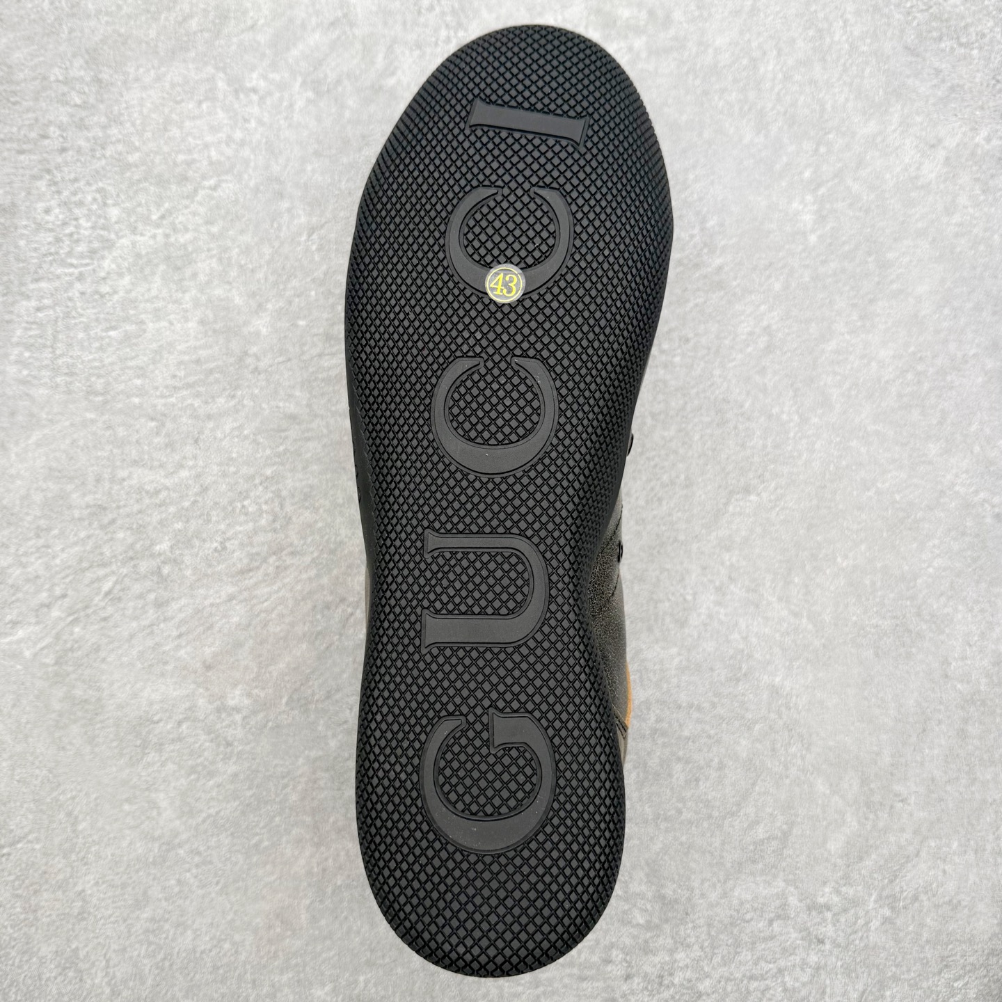 图片[9]-Gucci ss25 new arrival~ 情侣款gucci Shift系列全新上市 轻盈设计焕新诠释运动风尚。利落廓形更添自在本色， 行动间彰显精致质感。织带细节宛如一道延绵不绝的饰 带贯穿于整个设计，侧边缝线细节增添点睛之笔~ 水洗效果牛皮鞋面双色Tpu大底 尺码：36-45-选品中心