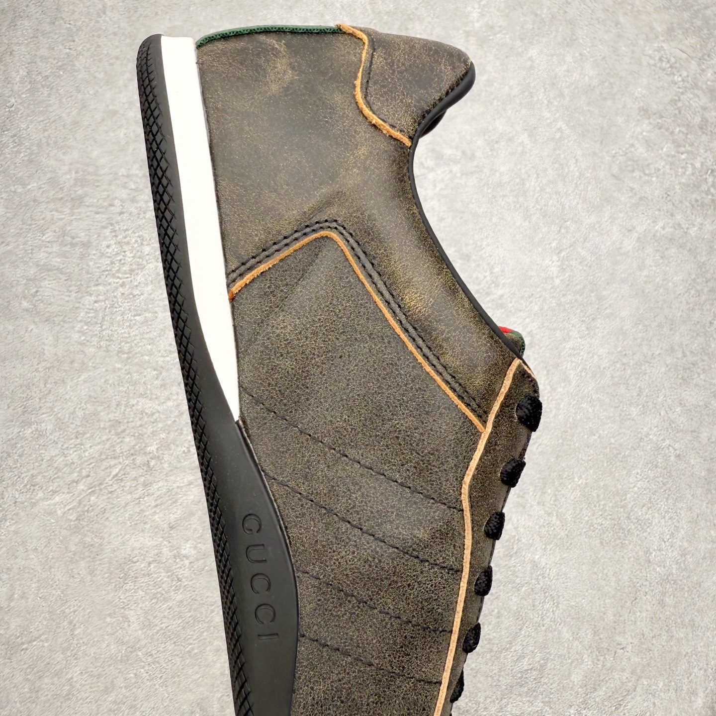 图片[6]-Gucci ss25 new arrival~ 情侣款gucci Shift系列全新上市 轻盈设计焕新诠释运动风尚。利落廓形更添自在本色， 行动间彰显精致质感。织带细节宛如一道延绵不绝的饰 带贯穿于整个设计，侧边缝线细节增添点睛之笔~ 水洗效果牛皮鞋面双色Tpu大底 尺码：36-45-选品中心