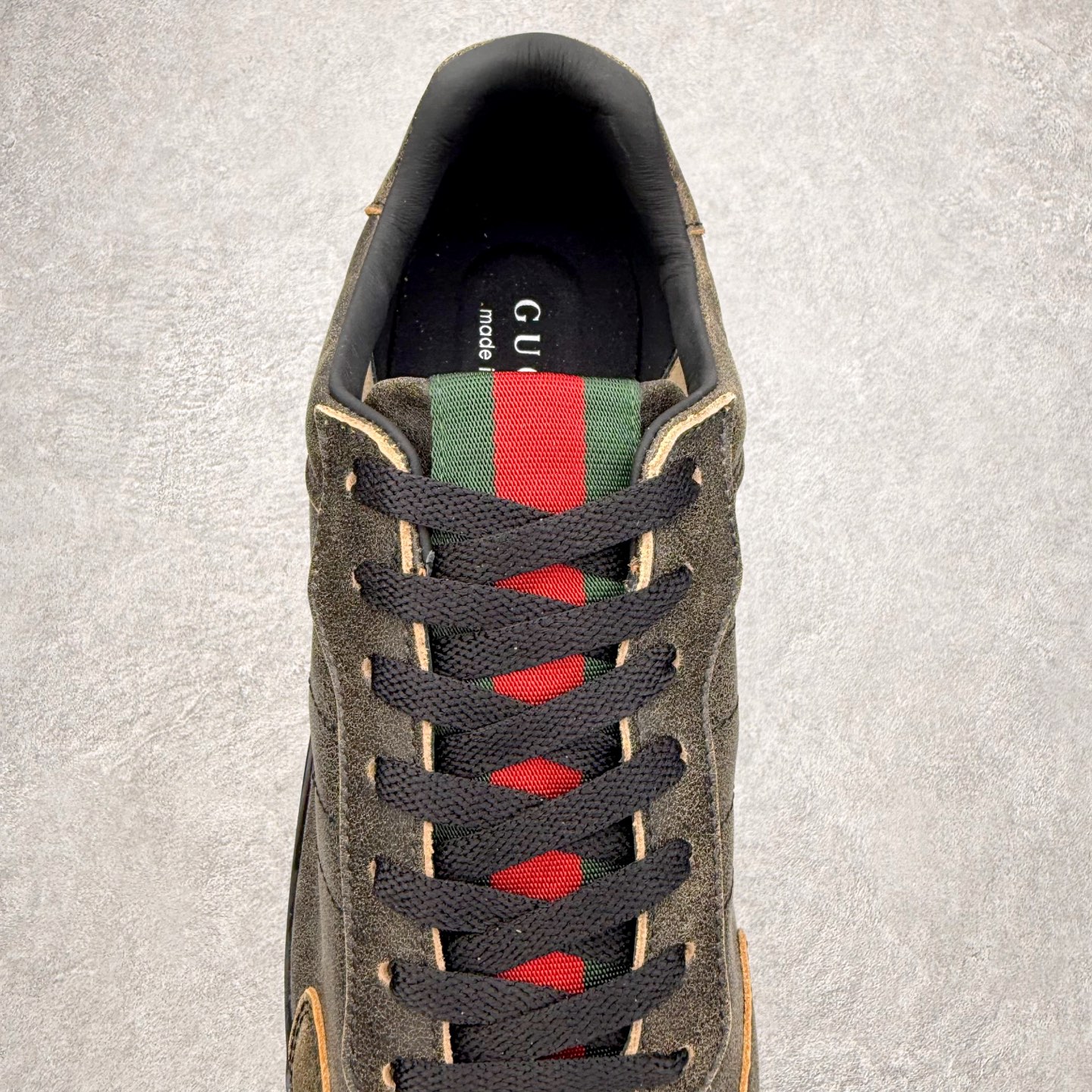 图片[5]-Gucci ss25 new arrival~ 情侣款gucci Shift系列全新上市 轻盈设计焕新诠释运动风尚。利落廓形更添自在本色， 行动间彰显精致质感。织带细节宛如一道延绵不绝的饰 带贯穿于整个设计，侧边缝线细节增添点睛之笔~ 水洗效果牛皮鞋面双色Tpu大底 尺码：36-45-选品中心