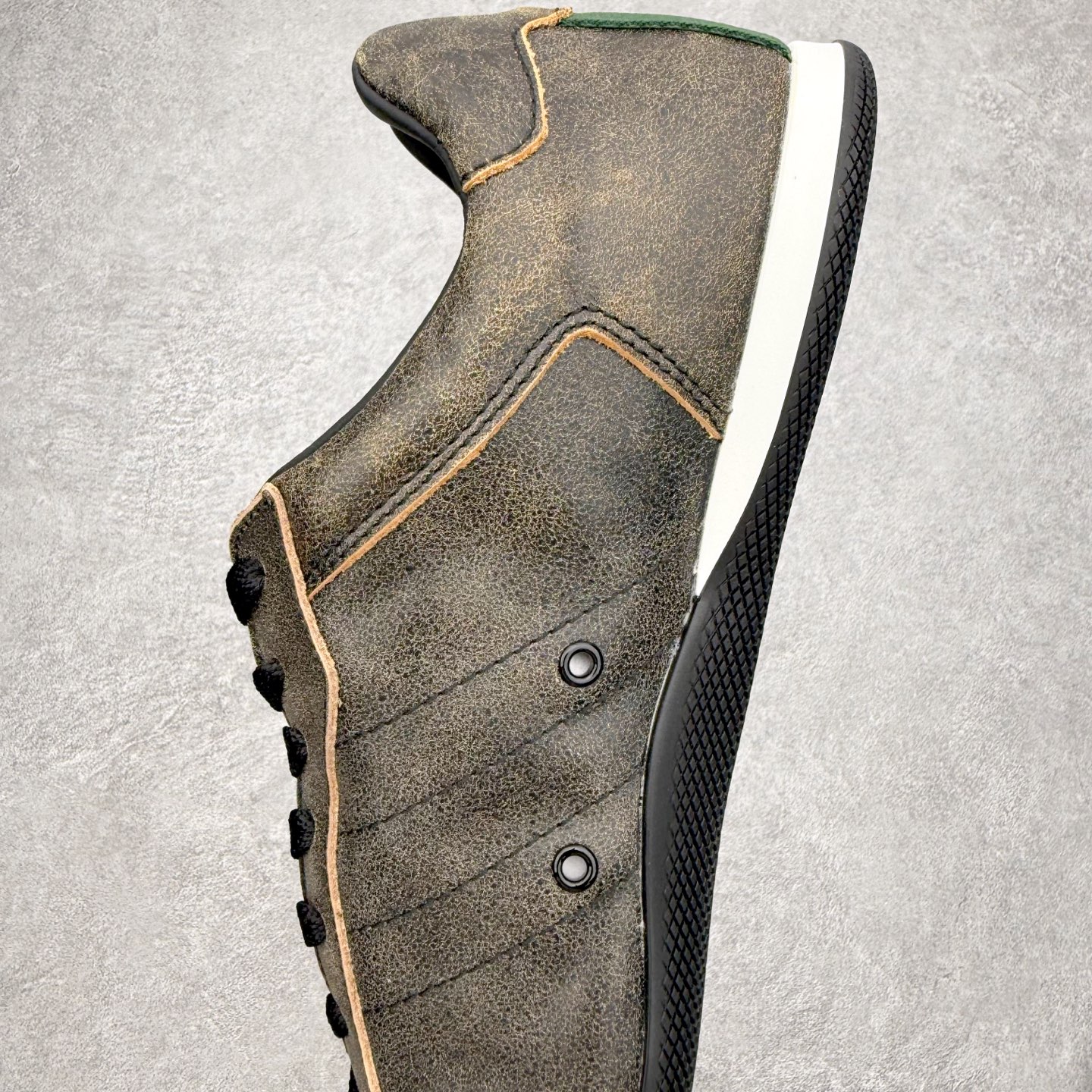 图片[7]-Gucci ss25 new arrival~ 情侣款gucci Shift系列全新上市 轻盈设计焕新诠释运动风尚。利落廓形更添自在本色， 行动间彰显精致质感。织带细节宛如一道延绵不绝的饰 带贯穿于整个设计，侧边缝线细节增添点睛之笔~ 水洗效果牛皮鞋面双色Tpu大底 尺码：36-45-选品中心