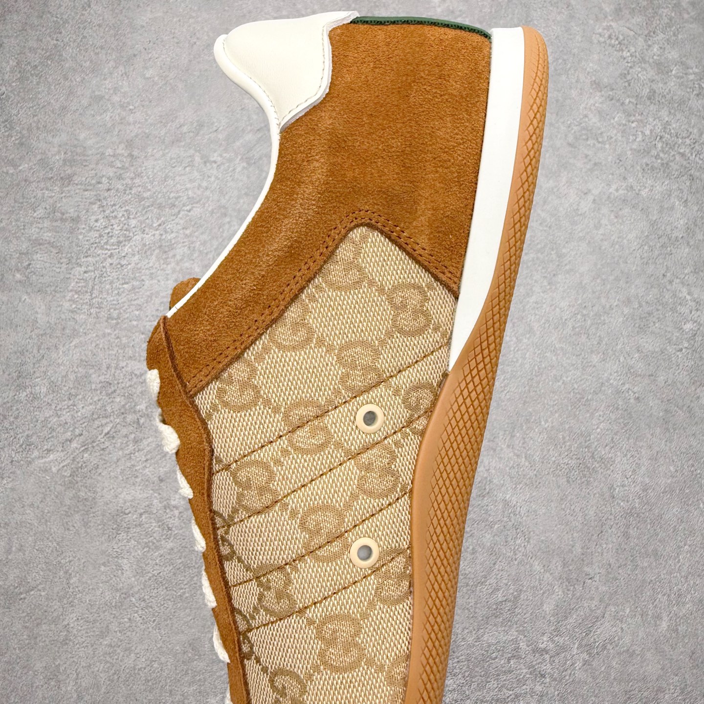 图片[7]-Gucci ss25 new arrival~ 情侣款gucci Shift系列全新上市 轻盈设计焕新诠释运动风尚。利落廓形更添自在本色， 行动间彰显精致质感。织带细节宛如一道延绵不绝的饰 带贯穿于整个设计，侧边缝线细节增添点睛之笔~ 水洗效果牛皮鞋面双色Tpu大底 尺码：36-45-选品中心