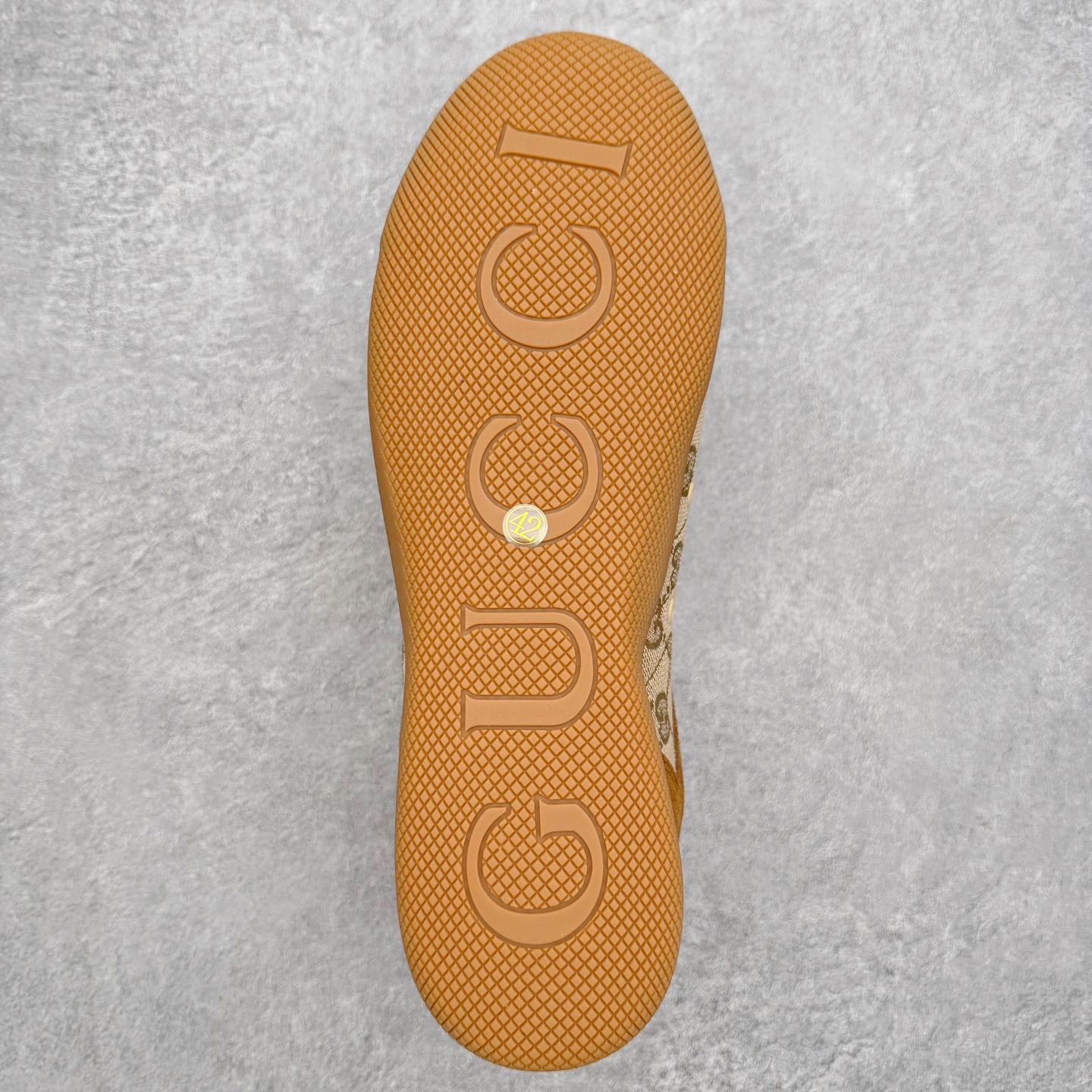 图片[9]-Gucci ss25 new arrival~ 情侣款gucci Shift系列全新上市 轻盈设计焕新诠释运动风尚。利落廓形更添自在本色， 行动间彰显精致质感。织带细节宛如一道延绵不绝的饰 带贯穿于整个设计，侧边缝线细节增添点睛之笔~ 水洗效果牛皮鞋面双色Tpu大底 尺码：36-45-选品中心