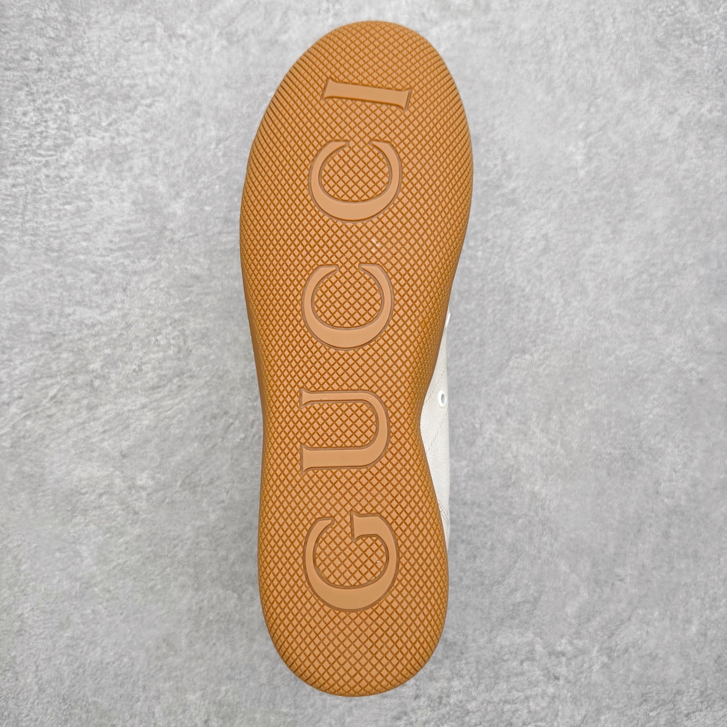 图片[9]-Gucci ss25 new arrival~ 情侣款gucci Shift系列全新上市 轻盈设计焕新诠释运动风尚。利落廓形更添自在本色， 行动间彰显精致质感。织带细节宛如一道延绵不绝的饰 带贯穿于整个设计，侧边缝线细节增添点睛之笔~ 水洗效果牛皮鞋面双色Tpu大底 尺码：36-45-选品中心