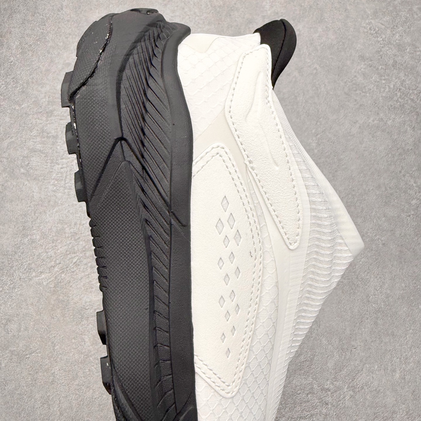 图片[6]-HOKA ONE ONE PROJECT TRANSPORT 舒适百搭防滑耐磨低帮生活休闲鞋 男女同款 HOKA ONE ONE是来自美国的跑步鞋知名品牌，创立于2009年，始终致力于为所有跑者提供更新、更好的跑步装备。相比常规跑鞋，HOKA ONE ONE特别研发使用性能独特的几何形跑鞋中底，此种鞋底更厚、更高、回弹性也更好，除了卓越的缓冲性能，它还能內各种阶段的跑者带来更具动感、更加稳定的跑步体验。HOKAONE ONE从设计之初就清楚意识到，要保证跑者步幅的均匀一致，双脚自然而然的运动至关重要。尺码：36 36.5 37.5 38 38.5 39 40 40.5 41 42 42.5 43 44 44.5 45-选品中心