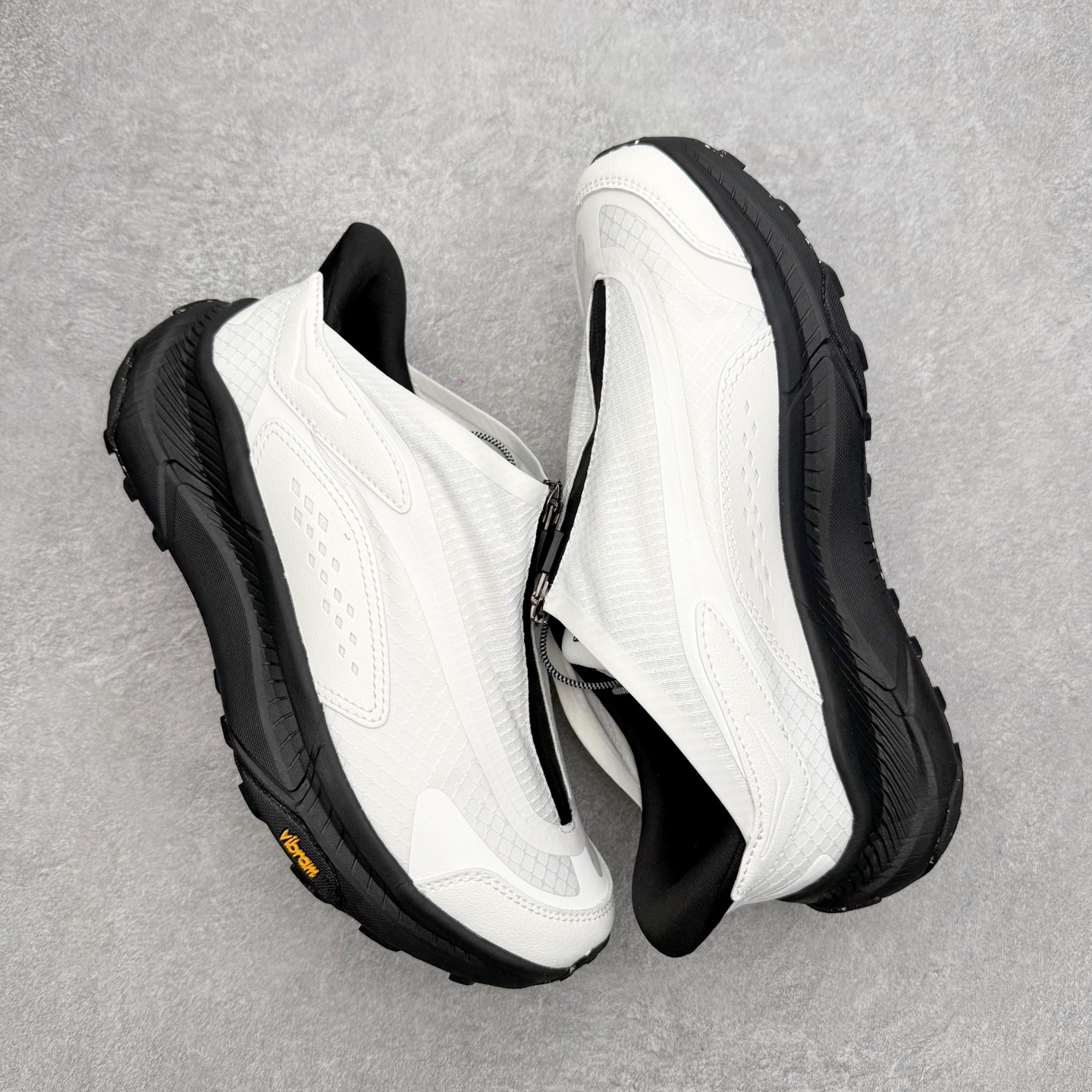 图片[3]-HOKA ONE ONE PROJECT TRANSPORT 舒适百搭防滑耐磨低帮生活休闲鞋 男女同款 HOKA ONE ONE是来自美国的跑步鞋知名品牌，创立于2009年，始终致力于为所有跑者提供更新、更好的跑步装备。相比常规跑鞋，HOKA ONE ONE特别研发使用性能独特的几何形跑鞋中底，此种鞋底更厚、更高、回弹性也更好，除了卓越的缓冲性能，它还能內各种阶段的跑者带来更具动感、更加稳定的跑步体验。HOKAONE ONE从设计之初就清楚意识到，要保证跑者步幅的均匀一致，双脚自然而然的运动至关重要。尺码：36 36.5 37.5 38 38.5 39 40 40.5 41 42 42.5 43 44 44.5 45-选品中心