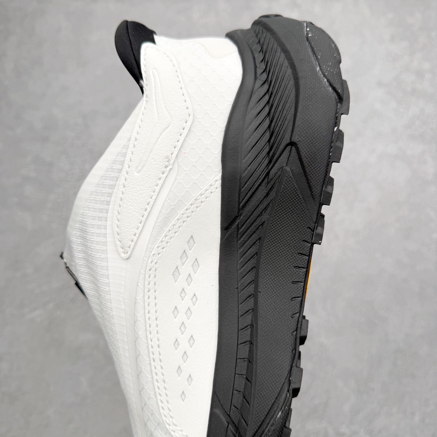 图片[7]-HOKA ONE ONE PROJECT TRANSPORT 舒适百搭防滑耐磨低帮生活休闲鞋 男女同款 HOKA ONE ONE是来自美国的跑步鞋知名品牌，创立于2009年，始终致力于为所有跑者提供更新、更好的跑步装备。相比常规跑鞋，HOKA ONE ONE特别研发使用性能独特的几何形跑鞋中底，此种鞋底更厚、更高、回弹性也更好，除了卓越的缓冲性能，它还能內各种阶段的跑者带来更具动感、更加稳定的跑步体验。HOKAONE ONE从设计之初就清楚意识到，要保证跑者步幅的均匀一致，双脚自然而然的运动至关重要。尺码：36 36.5 37.5 38 38.5 39 40 40.5 41 42 42.5 43 44 44.5 45-选品中心