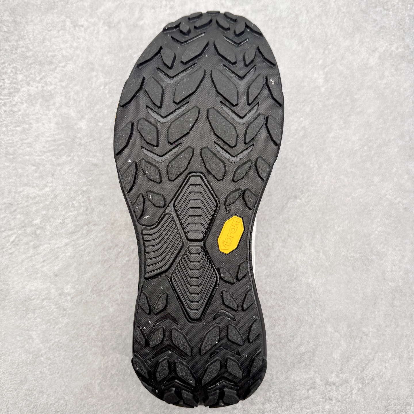 图片[9]-HOKA ONE ONE PROJECT TRANSPORT 舒适百搭防滑耐磨低帮生活休闲鞋 男女同款 HOKA ONE ONE是来自美国的跑步鞋知名品牌，创立于2009年，始终致力于为所有跑者提供更新、更好的跑步装备。相比常规跑鞋，HOKA ONE ONE特别研发使用性能独特的几何形跑鞋中底，此种鞋底更厚、更高、回弹性也更好，除了卓越的缓冲性能，它还能內各种阶段的跑者带来更具动感、更加稳定的跑步体验。HOKAONE ONE从设计之初就清楚意识到，要保证跑者步幅的均匀一致，双脚自然而然的运动至关重要。尺码：36 36.5 37.5 38 38.5 39 40 40.5 41 42 42.5 43 44 44.5 45-选品中心