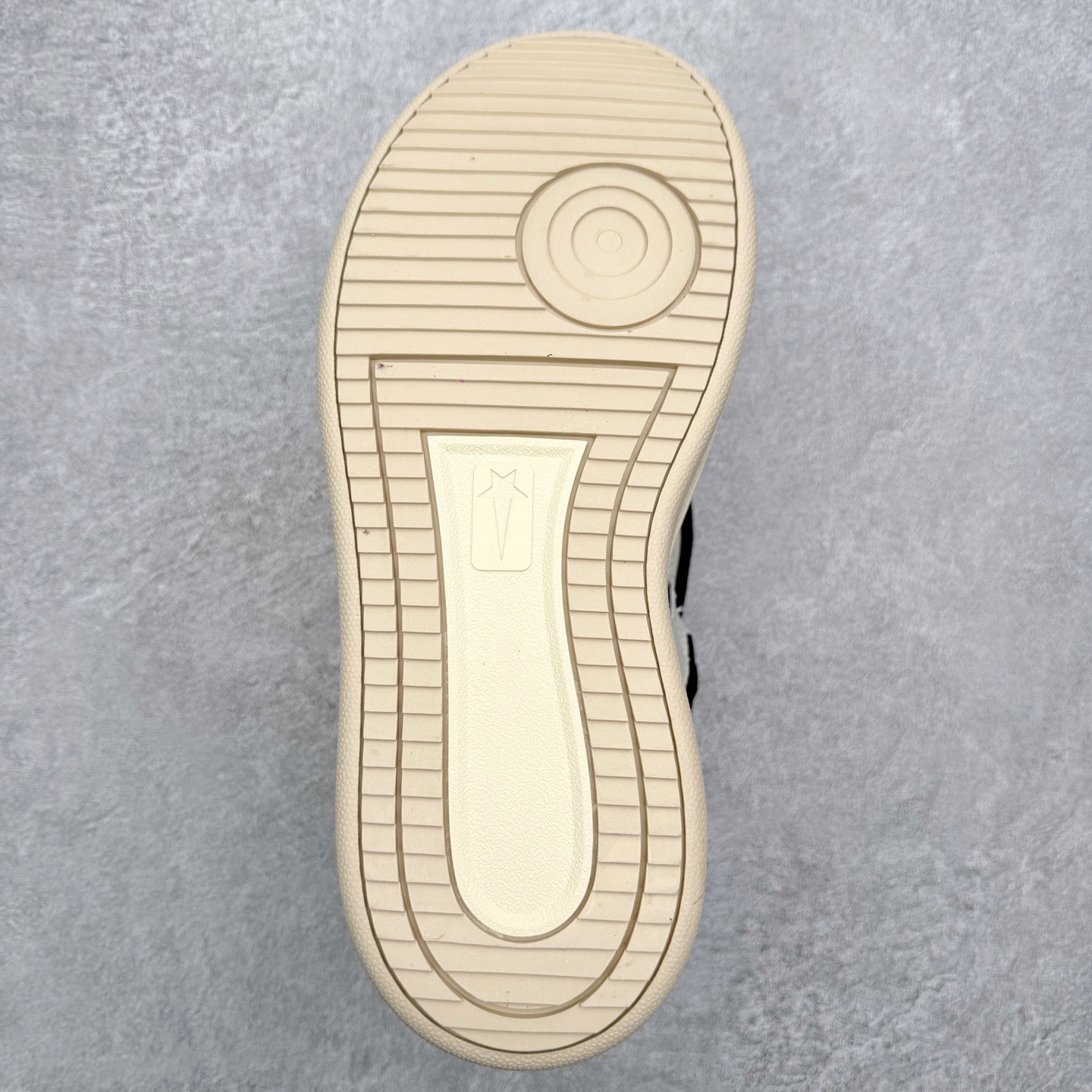 图片[9]-Rick Owens DRKSHDW x Converse 融合前卫与经典，挑战传统，定义新潮流。设计独特，展现出个性和时尚感，别具一格的潮流魅力，让您在人群中脱颖而出，简约又大方。踩上它每一步都踏出独属于你的个性风范。 Sizs：35 36 36.5 37 37.5 38 39 39.5 40 41 41.5 42 42.5 43 44-选品中心