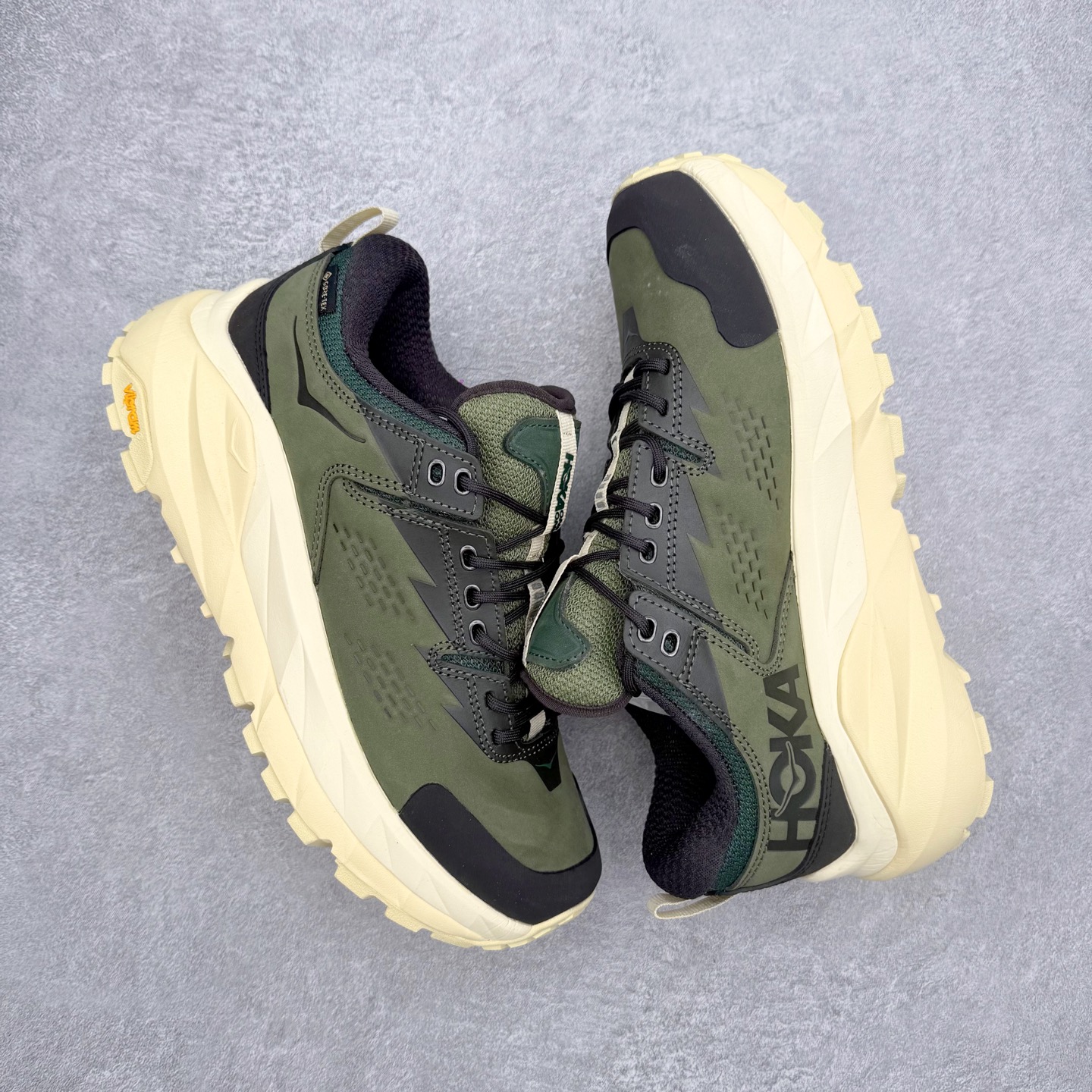 图片[3]-HOKA ONE ONE Kaha Low GTX 卡哈 牛皮织物皮革 缓震 防滑防水透气支撑抓地 低帮 户外功能鞋 男女同款 HOKA ONE ONE是来自美国的跑步鞋知名品牌，创立于2009年，始终致力于为所有跑者提供更新、更好的跑步装备。相比常规跑鞋，HOKA ONE ONE特别研发使用性能独特的几何形跑鞋中底，此种鞋底更厚、更高、回弹性也更好，除了卓越的缓冲性能，它还能內各种阶段的跑者带来更具动感、更加稳定的跑步体验。HOKAONE ONE从设计之初就清楚意识到，要保证跑者步幅的均匀一致，双脚自然而然的运动至关重要。尺码：36 36.5 37.5 38 38.5 39 40 40.5 41 42 42.5 43 44 44.5 45-选品中心