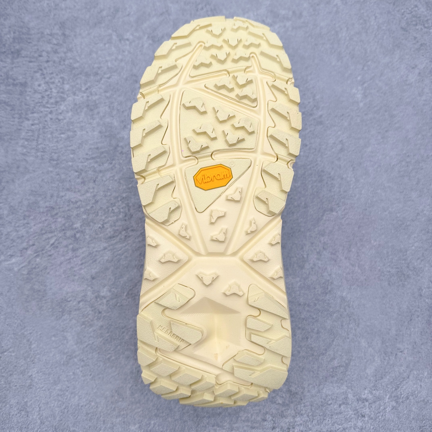 图片[9]-HOKA ONE ONE Kaha Low GTX 卡哈 牛皮织物皮革 缓震 防滑防水透气支撑抓地 低帮 户外功能鞋 男女同款 HOKA ONE ONE是来自美国的跑步鞋知名品牌，创立于2009年，始终致力于为所有跑者提供更新、更好的跑步装备。相比常规跑鞋，HOKA ONE ONE特别研发使用性能独特的几何形跑鞋中底，此种鞋底更厚、更高、回弹性也更好，除了卓越的缓冲性能，它还能內各种阶段的跑者带来更具动感、更加稳定的跑步体验。HOKAONE ONE从设计之初就清楚意识到，要保证跑者步幅的均匀一致，双脚自然而然的运动至关重要。尺码：36 36.5 37.5 38 38.5 39 40 40.5 41 42 42.5 43 44 44.5 45-选品中心