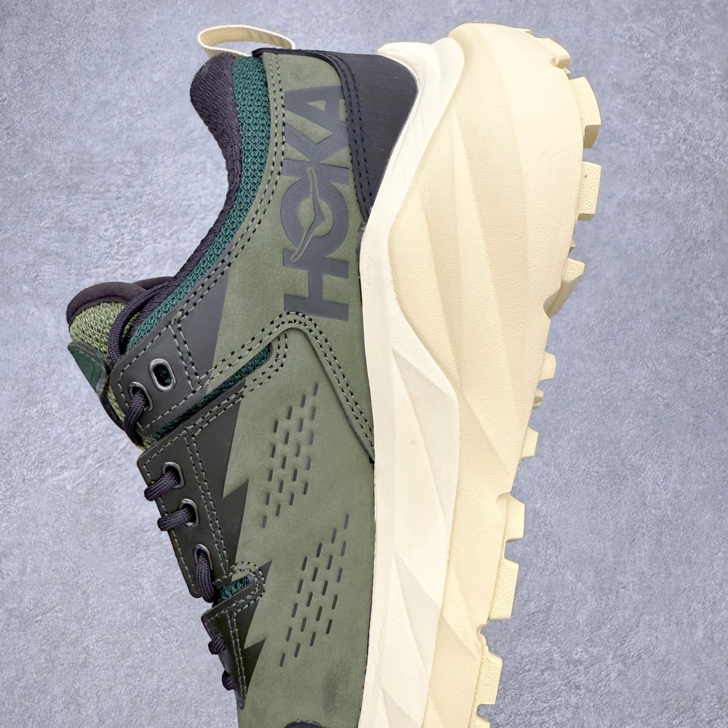 图片[7]-HOKA ONE ONE Kaha Low GTX 卡哈 牛皮织物皮革 缓震 防滑防水透气支撑抓地 低帮 户外功能鞋 男女同款 HOKA ONE ONE是来自美国的跑步鞋知名品牌，创立于2009年，始终致力于为所有跑者提供更新、更好的跑步装备。相比常规跑鞋，HOKA ONE ONE特别研发使用性能独特的几何形跑鞋中底，此种鞋底更厚、更高、回弹性也更好，除了卓越的缓冲性能，它还能內各种阶段的跑者带来更具动感、更加稳定的跑步体验。HOKAONE ONE从设计之初就清楚意识到，要保证跑者步幅的均匀一致，双脚自然而然的运动至关重要。尺码：36 36.5 37.5 38 38.5 39 40 40.5 41 42 42.5 43 44 44.5 45-选品中心