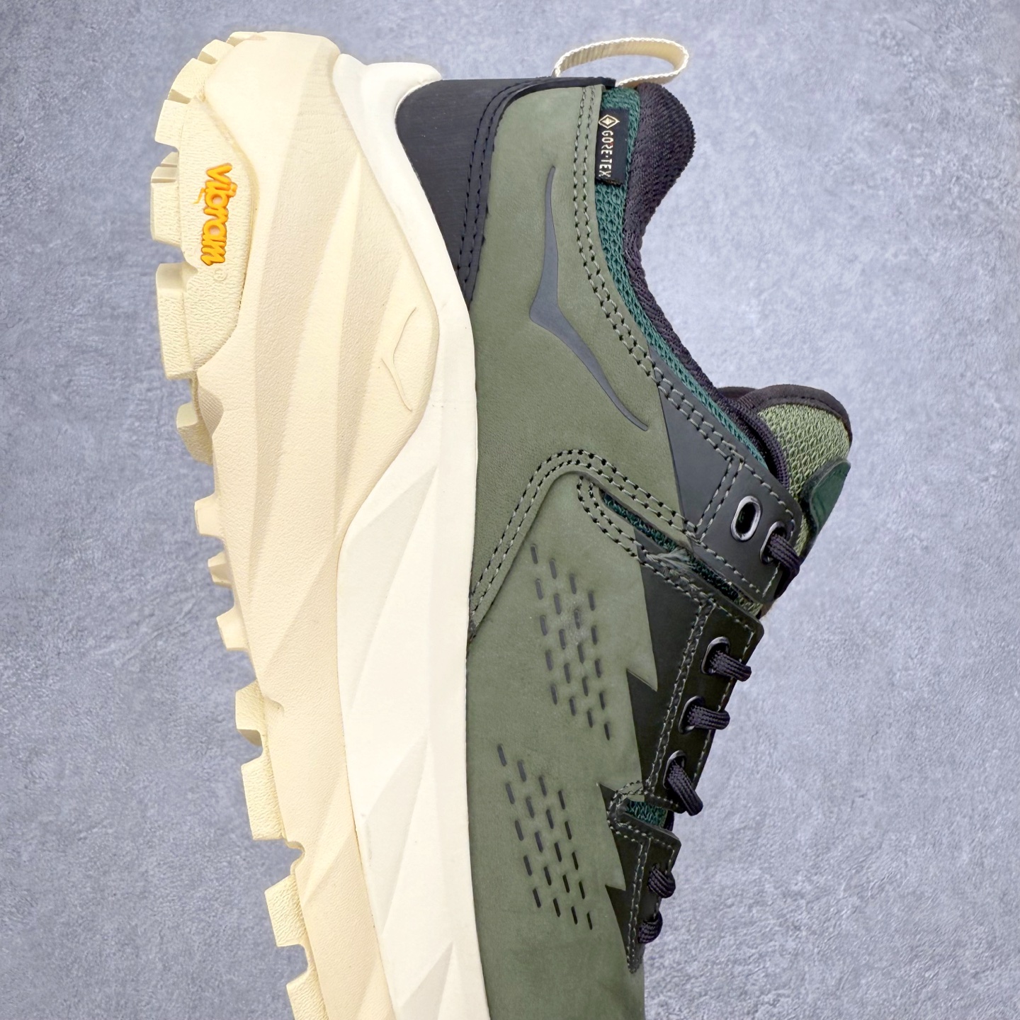 图片[6]-HOKA ONE ONE Kaha Low GTX 卡哈 牛皮织物皮革 缓震 防滑防水透气支撑抓地 低帮 户外功能鞋 男女同款 HOKA ONE ONE是来自美国的跑步鞋知名品牌，创立于2009年，始终致力于为所有跑者提供更新、更好的跑步装备。相比常规跑鞋，HOKA ONE ONE特别研发使用性能独特的几何形跑鞋中底，此种鞋底更厚、更高、回弹性也更好，除了卓越的缓冲性能，它还能內各种阶段的跑者带来更具动感、更加稳定的跑步体验。HOKAONE ONE从设计之初就清楚意识到，要保证跑者步幅的均匀一致，双脚自然而然的运动至关重要。尺码：36 36.5 37.5 38 38.5 39 40 40.5 41 42 42.5 43 44 44.5 45-选品中心