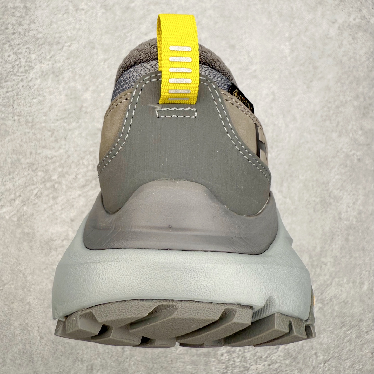 图片[8]-HOKA ONE ONE Kaha Low GTX 卡哈 牛皮织物皮革 缓震 防滑防水透气支撑抓地 低帮 户外功能鞋 男女同款 HOKA ONE ONE是来自美国的跑步鞋知名品牌，创立于2009年，始终致力于为所有跑者提供更新、更好的跑步装备。相比常规跑鞋，HOKA ONE ONE特别研发使用性能独特的几何形跑鞋中底，此种鞋底更厚、更高、回弹性也更好，除了卓越的缓冲性能，它还能內各种阶段的跑者带来更具动感、更加稳定的跑步体验。HOKAONE ONE从设计之初就清楚意识到，要保证跑者步幅的均匀一致，双脚自然而然的运动至关重要。尺码：36 36.5 37.5 38 38.5 39 40 40.5 41 42 42.5 43 44 44.5 45-选品中心