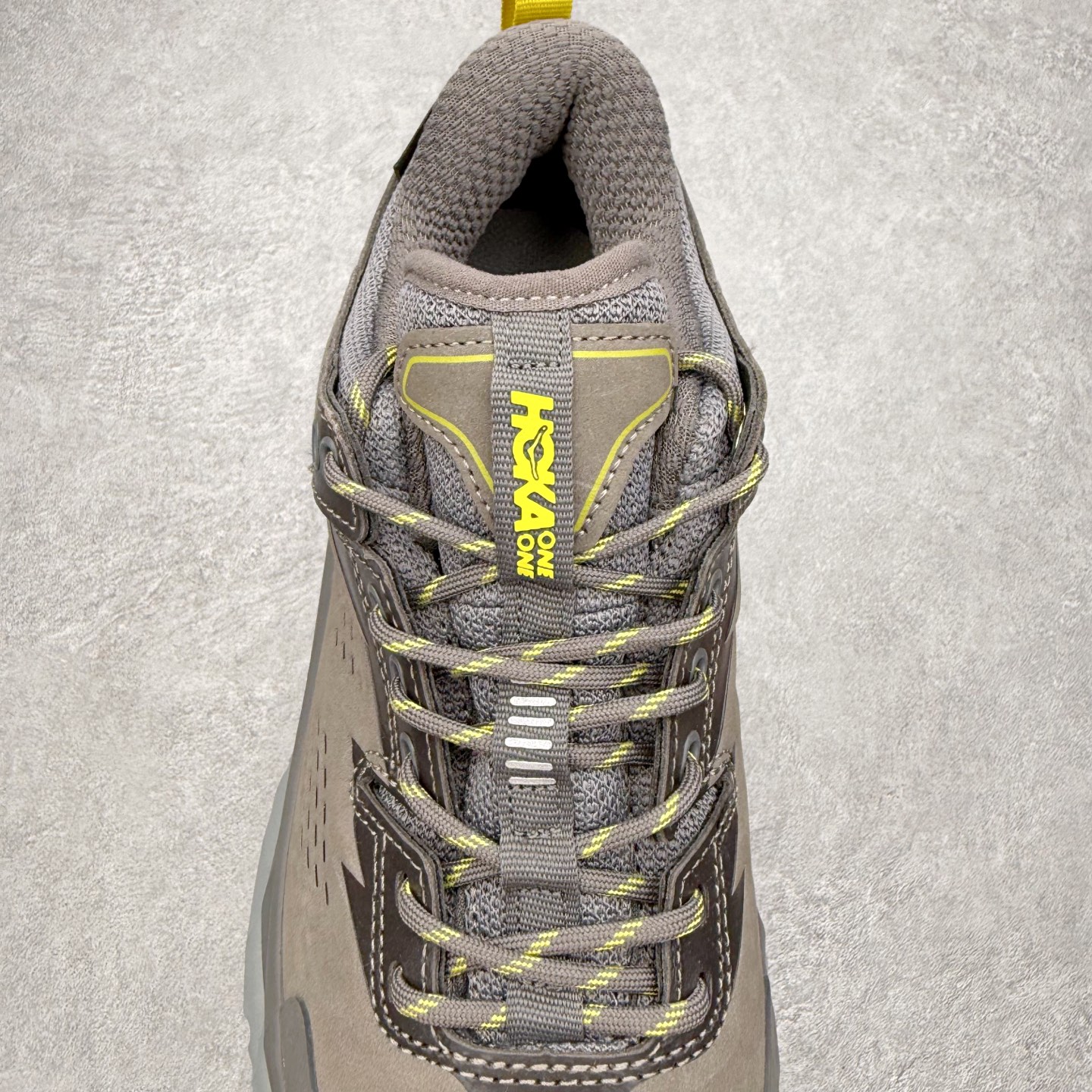 图片[5]-HOKA ONE ONE Kaha Low GTX 卡哈 牛皮织物皮革 缓震 防滑防水透气支撑抓地 低帮 户外功能鞋 男女同款 HOKA ONE ONE是来自美国的跑步鞋知名品牌，创立于2009年，始终致力于为所有跑者提供更新、更好的跑步装备。相比常规跑鞋，HOKA ONE ONE特别研发使用性能独特的几何形跑鞋中底，此种鞋底更厚、更高、回弹性也更好，除了卓越的缓冲性能，它还能內各种阶段的跑者带来更具动感、更加稳定的跑步体验。HOKAONE ONE从设计之初就清楚意识到，要保证跑者步幅的均匀一致，双脚自然而然的运动至关重要。尺码：36 36.5 37.5 38 38.5 39 40 40.5 41 42 42.5 43 44 44.5 45-选品中心