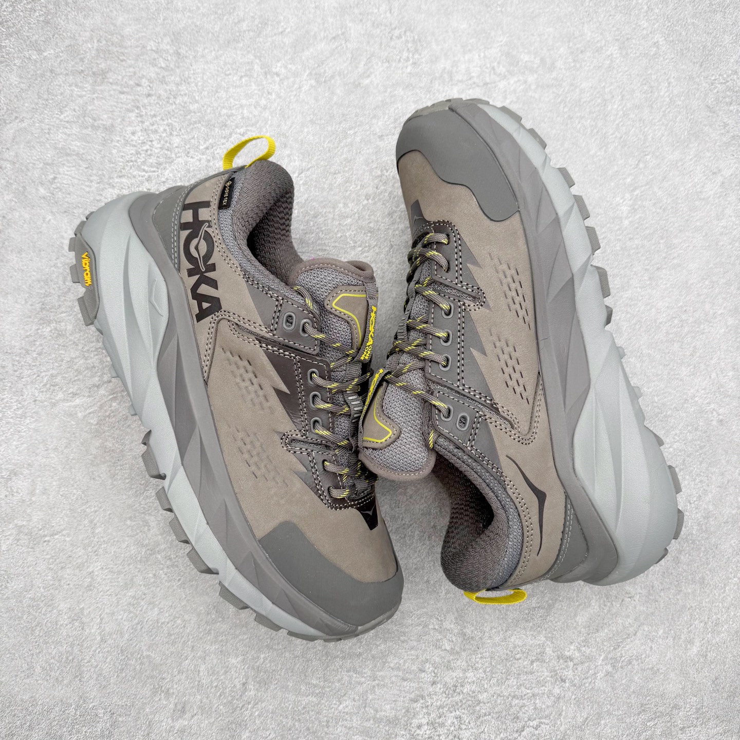 图片[3]-HOKA ONE ONE Kaha Low GTX 卡哈 牛皮织物皮革 缓震 防滑防水透气支撑抓地 低帮 户外功能鞋 男女同款 HOKA ONE ONE是来自美国的跑步鞋知名品牌，创立于2009年，始终致力于为所有跑者提供更新、更好的跑步装备。相比常规跑鞋，HOKA ONE ONE特别研发使用性能独特的几何形跑鞋中底，此种鞋底更厚、更高、回弹性也更好，除了卓越的缓冲性能，它还能內各种阶段的跑者带来更具动感、更加稳定的跑步体验。HOKAONE ONE从设计之初就清楚意识到，要保证跑者步幅的均匀一致，双脚自然而然的运动至关重要。尺码：36 36.5 37.5 38 38.5 39 40 40.5 41 42 42.5 43 44 44.5 45-选品中心