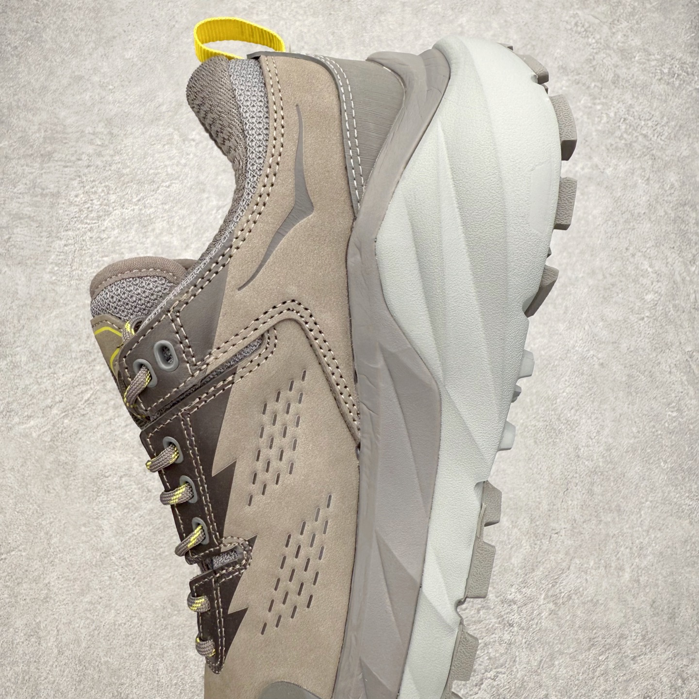 图片[7]-HOKA ONE ONE Kaha Low GTX 卡哈 牛皮织物皮革 缓震 防滑防水透气支撑抓地 低帮 户外功能鞋 男女同款 HOKA ONE ONE是来自美国的跑步鞋知名品牌，创立于2009年，始终致力于为所有跑者提供更新、更好的跑步装备。相比常规跑鞋，HOKA ONE ONE特别研发使用性能独特的几何形跑鞋中底，此种鞋底更厚、更高、回弹性也更好，除了卓越的缓冲性能，它还能內各种阶段的跑者带来更具动感、更加稳定的跑步体验。HOKAONE ONE从设计之初就清楚意识到，要保证跑者步幅的均匀一致，双脚自然而然的运动至关重要。尺码：36 36.5 37.5 38 38.5 39 40 40.5 41 42 42.5 43 44 44.5 45-选品中心