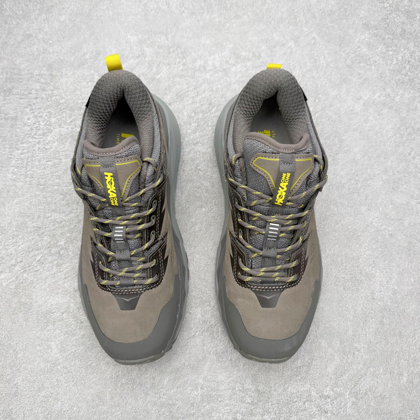 图片[2]-HOKA ONE ONE Kaha Low GTX 卡哈 牛皮织物皮革 缓震 防滑防水透气支撑抓地 低帮 户外功能鞋 男女同款 HOKA ONE ONE是来自美国的跑步鞋知名品牌，创立于2009年，始终致力于为所有跑者提供更新、更好的跑步装备。相比常规跑鞋，HOKA ONE ONE特别研发使用性能独特的几何形跑鞋中底，此种鞋底更厚、更高、回弹性也更好，除了卓越的缓冲性能，它还能內各种阶段的跑者带来更具动感、更加稳定的跑步体验。HOKAONE ONE从设计之初就清楚意识到，要保证跑者步幅的均匀一致，双脚自然而然的运动至关重要。尺码：36 36.5 37.5 38 38.5 39 40 40.5 41 42 42.5 43 44 44.5 45-选品中心