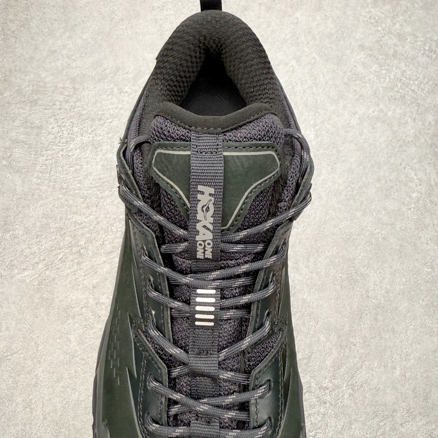 图片[5]-HOKA ONE ONE Kaha Low GTX 卡哈 牛皮织物皮革 缓震 防滑防水透气支撑抓地 低帮 户外功能鞋 男女同款 HOKA ONE ONE是来自美国的跑步鞋知名品牌，创立于2009年，始终致力于为所有跑者提供更新、更好的跑步装备。相比常规跑鞋，HOKA ONE ONE特别研发使用性能独特的几何形跑鞋中底，此种鞋底更厚、更高、回弹性也更好，除了卓越的缓冲性能，它还能內各种阶段的跑者带来更具动感、更加稳定的跑步体验。HOKAONE ONE从设计之初就清楚意识到，要保证跑者步幅的均匀一致，双脚自然而然的运动至关重要。尺码：36 36.5 37.5 38 38.5 39 40 40.5 41 42 42.5 43 44 44.5 45-选品中心