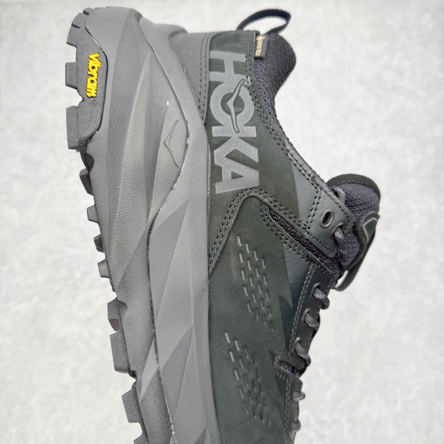 图片[6]-HOKA ONE ONE Kaha Low GTX 卡哈 牛皮织物皮革 缓震 防滑防水透气支撑抓地 低帮 户外功能鞋 男女同款 HOKA ONE ONE是来自美国的跑步鞋知名品牌，创立于2009年，始终致力于为所有跑者提供更新、更好的跑步装备。相比常规跑鞋，HOKA ONE ONE特别研发使用性能独特的几何形跑鞋中底，此种鞋底更厚、更高、回弹性也更好，除了卓越的缓冲性能，它还能內各种阶段的跑者带来更具动感、更加稳定的跑步体验。HOKAONE ONE从设计之初就清楚意识到，要保证跑者步幅的均匀一致，双脚自然而然的运动至关重要。尺码：36 36.5 37.5 38 38.5 39 40 40.5 41 42 42.5 43 44 44.5 45-选品中心