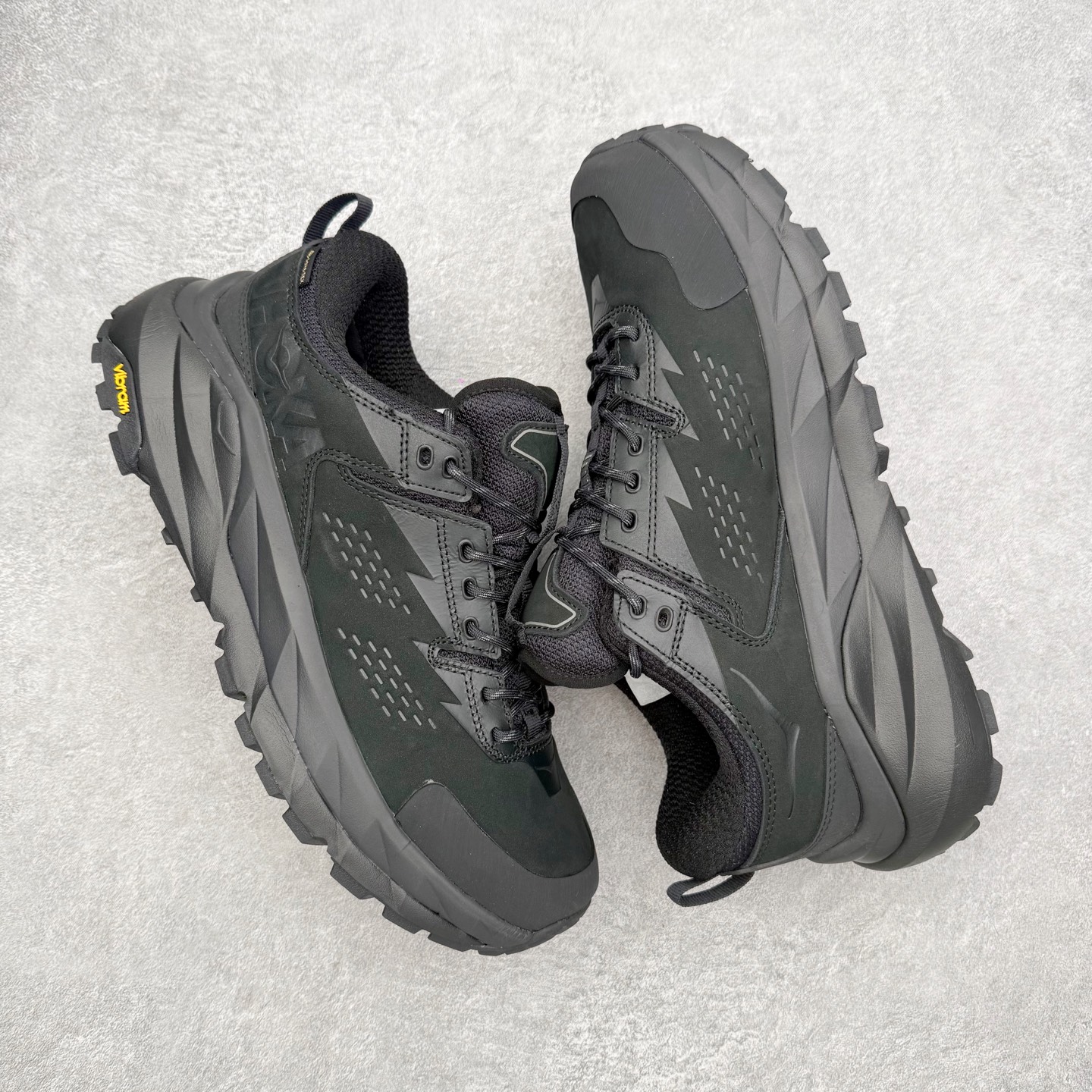 图片[3]-HOKA ONE ONE Kaha Low GTX 卡哈 牛皮织物皮革 缓震 防滑防水透气支撑抓地 低帮 户外功能鞋 男女同款 HOKA ONE ONE是来自美国的跑步鞋知名品牌，创立于2009年，始终致力于为所有跑者提供更新、更好的跑步装备。相比常规跑鞋，HOKA ONE ONE特别研发使用性能独特的几何形跑鞋中底，此种鞋底更厚、更高、回弹性也更好，除了卓越的缓冲性能，它还能內各种阶段的跑者带来更具动感、更加稳定的跑步体验。HOKAONE ONE从设计之初就清楚意识到，要保证跑者步幅的均匀一致，双脚自然而然的运动至关重要。尺码：36 36.5 37.5 38 38.5 39 40 40.5 41 42 42.5 43 44 44.5 45-选品中心