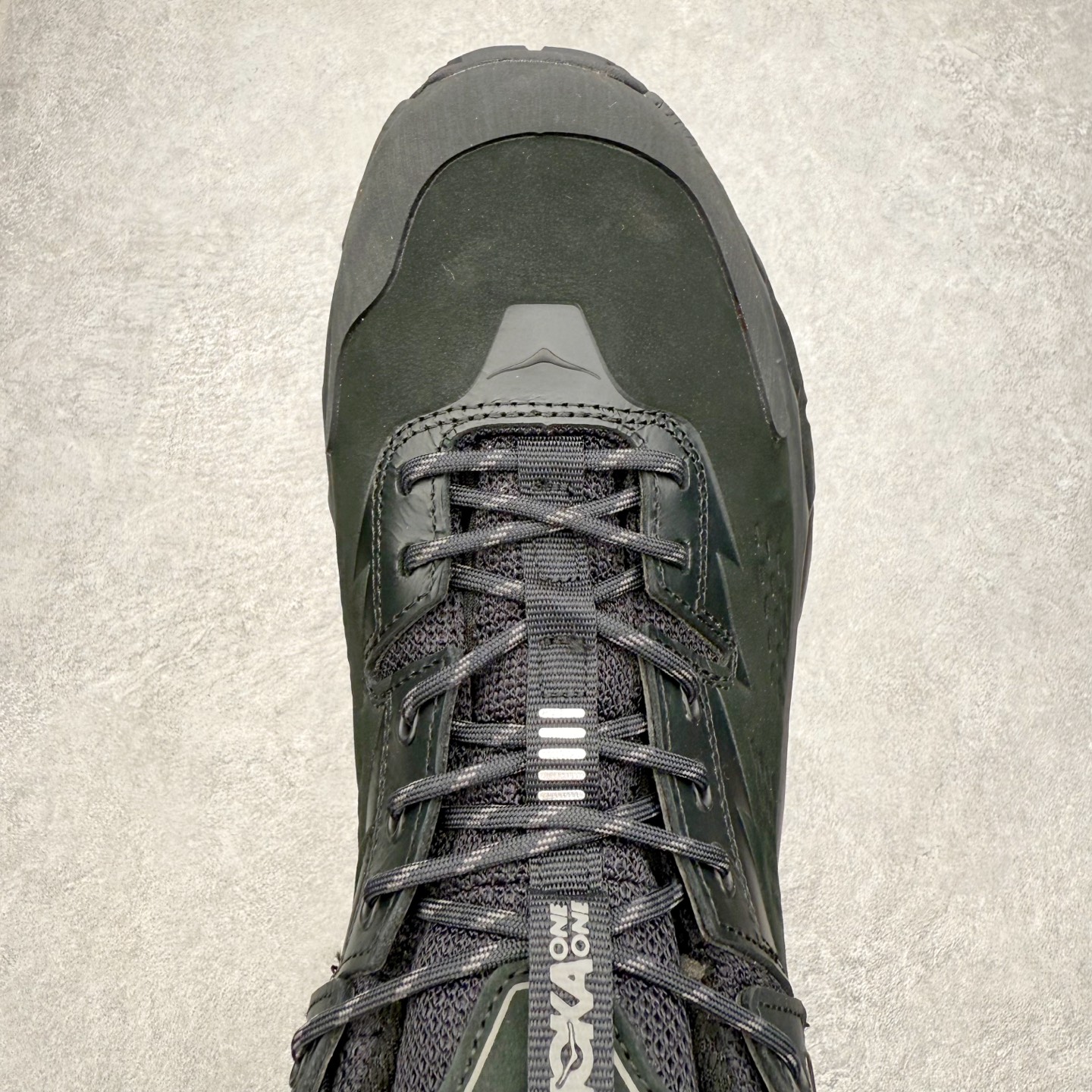 图片[4]-HOKA ONE ONE Kaha Low GTX 卡哈 牛皮织物皮革 缓震 防滑防水透气支撑抓地 低帮 户外功能鞋 男女同款 HOKA ONE ONE是来自美国的跑步鞋知名品牌，创立于2009年，始终致力于为所有跑者提供更新、更好的跑步装备。相比常规跑鞋，HOKA ONE ONE特别研发使用性能独特的几何形跑鞋中底，此种鞋底更厚、更高、回弹性也更好，除了卓越的缓冲性能，它还能內各种阶段的跑者带来更具动感、更加稳定的跑步体验。HOKAONE ONE从设计之初就清楚意识到，要保证跑者步幅的均匀一致，双脚自然而然的运动至关重要。尺码：36 36.5 37.5 38 38.5 39 40 40.5 41 42 42.5 43 44 44.5 45-选品中心