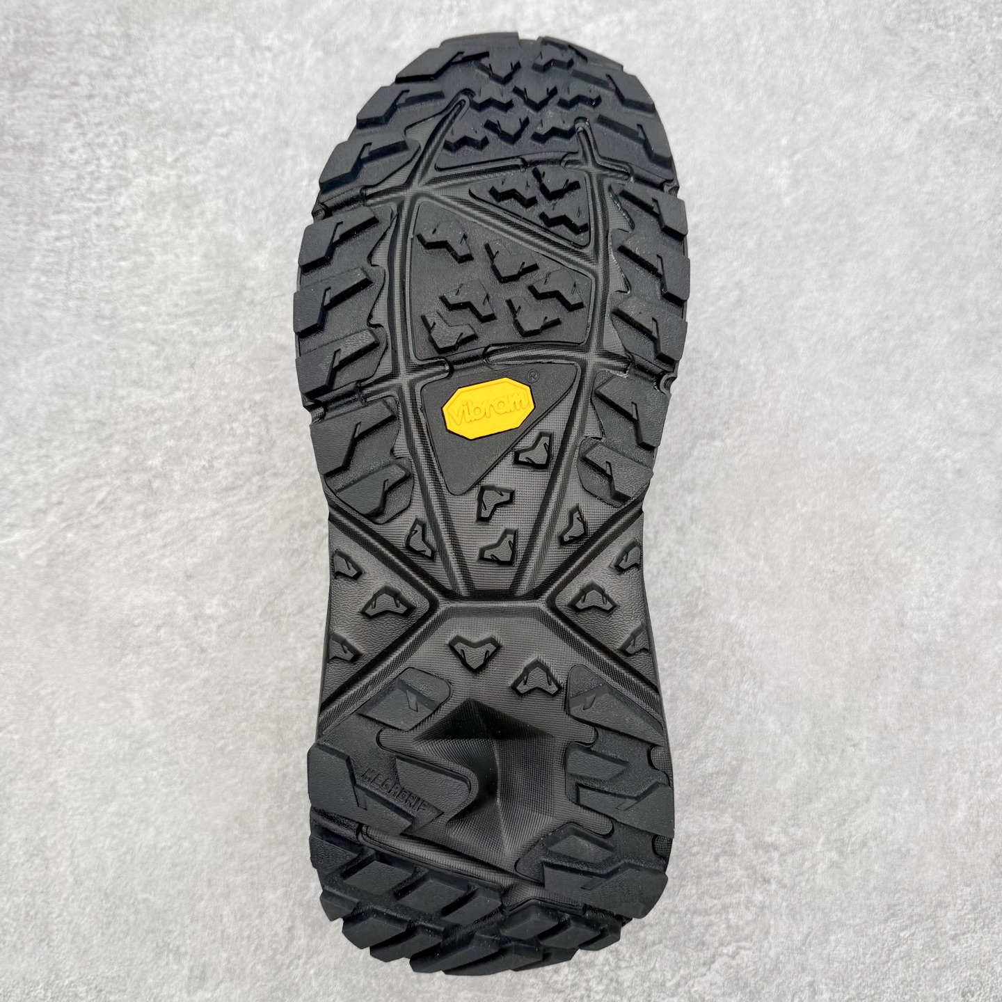 图片[9]-HOKA ONE ONE Kaha Low GTX 卡哈 牛皮织物皮革 缓震 防滑防水透气支撑抓地 低帮 户外功能鞋 男女同款 HOKA ONE ONE是来自美国的跑步鞋知名品牌，创立于2009年，始终致力于为所有跑者提供更新、更好的跑步装备。相比常规跑鞋，HOKA ONE ONE特别研发使用性能独特的几何形跑鞋中底，此种鞋底更厚、更高、回弹性也更好，除了卓越的缓冲性能，它还能內各种阶段的跑者带来更具动感、更加稳定的跑步体验。HOKAONE ONE从设计之初就清楚意识到，要保证跑者步幅的均匀一致，双脚自然而然的运动至关重要。尺码：36 36.5 37.5 38 38.5 39 40 40.5 41 42 42.5 43 44 44.5 45-选品中心