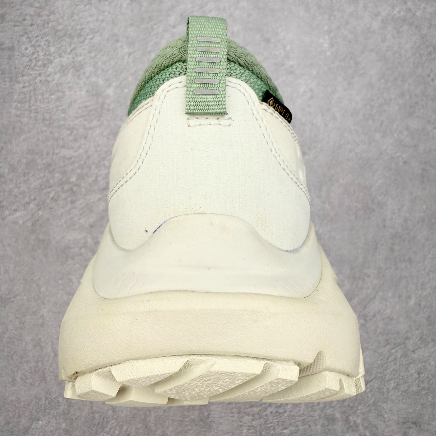 图片[8]-HOKA ONE ONE Kaha Low GTX 卡哈 牛皮织物皮革 缓震 防滑防水透气支撑抓地 低帮 户外功能鞋 男女同款 HOKA ONE ONE是来自美国的跑步鞋知名品牌，创立于2009年，始终致力于为所有跑者提供更新、更好的跑步装备。相比常规跑鞋，HOKA ONE ONE特别研发使用性能独特的几何形跑鞋中底，此种鞋底更厚、更高、回弹性也更好，除了卓越的缓冲性能，它还能內各种阶段的跑者带来更具动感、更加稳定的跑步体验。HOKAONE ONE从设计之初就清楚意识到，要保证跑者步幅的均匀一致，双脚自然而然的运动至关重要。尺码：36 36.5 37.5 38 38.5 39 40 40.5 41 42 42.5 43 44 44.5 45-选品中心