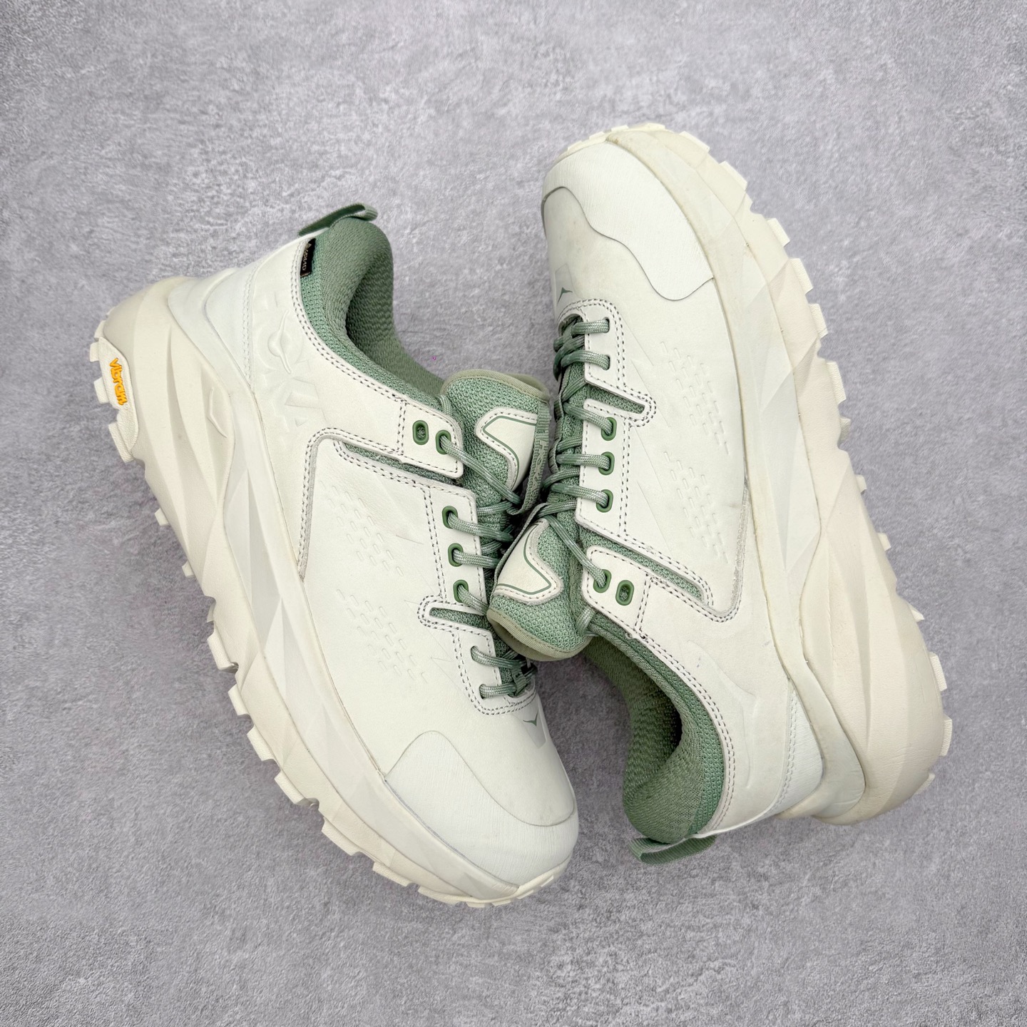 图片[3]-HOKA ONE ONE Kaha Low GTX 卡哈 牛皮织物皮革 缓震 防滑防水透气支撑抓地 低帮 户外功能鞋 男女同款 HOKA ONE ONE是来自美国的跑步鞋知名品牌，创立于2009年，始终致力于为所有跑者提供更新、更好的跑步装备。相比常规跑鞋，HOKA ONE ONE特别研发使用性能独特的几何形跑鞋中底，此种鞋底更厚、更高、回弹性也更好，除了卓越的缓冲性能，它还能內各种阶段的跑者带来更具动感、更加稳定的跑步体验。HOKAONE ONE从设计之初就清楚意识到，要保证跑者步幅的均匀一致，双脚自然而然的运动至关重要。尺码：36 36.5 37.5 38 38.5 39 40 40.5 41 42 42.5 43 44 44.5 45-选品中心