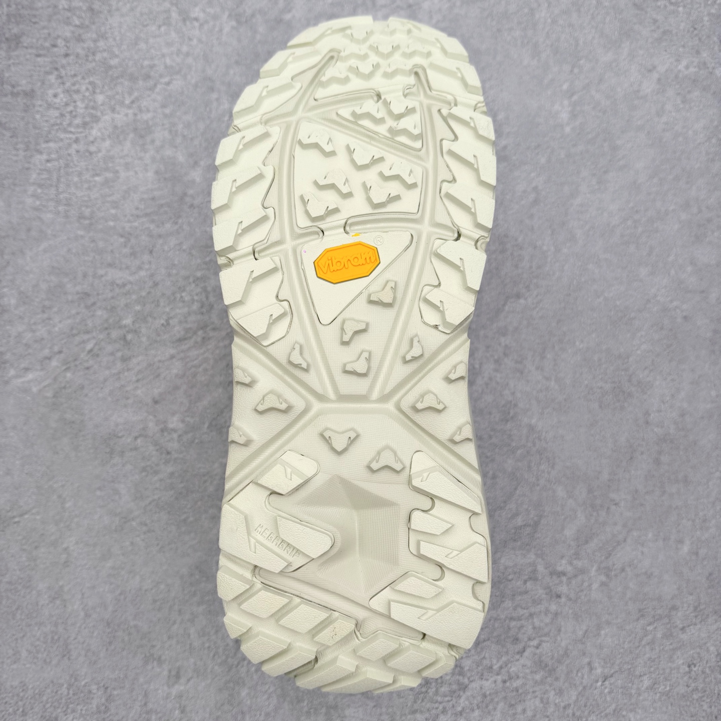 图片[9]-HOKA ONE ONE Kaha Low GTX 卡哈 牛皮织物皮革 缓震 防滑防水透气支撑抓地 低帮 户外功能鞋 男女同款 HOKA ONE ONE是来自美国的跑步鞋知名品牌，创立于2009年，始终致力于为所有跑者提供更新、更好的跑步装备。相比常规跑鞋，HOKA ONE ONE特别研发使用性能独特的几何形跑鞋中底，此种鞋底更厚、更高、回弹性也更好，除了卓越的缓冲性能，它还能內各种阶段的跑者带来更具动感、更加稳定的跑步体验。HOKAONE ONE从设计之初就清楚意识到，要保证跑者步幅的均匀一致，双脚自然而然的运动至关重要。尺码：36 36.5 37.5 38 38.5 39 40 40.5 41 42 42.5 43 44 44.5 45-选品中心