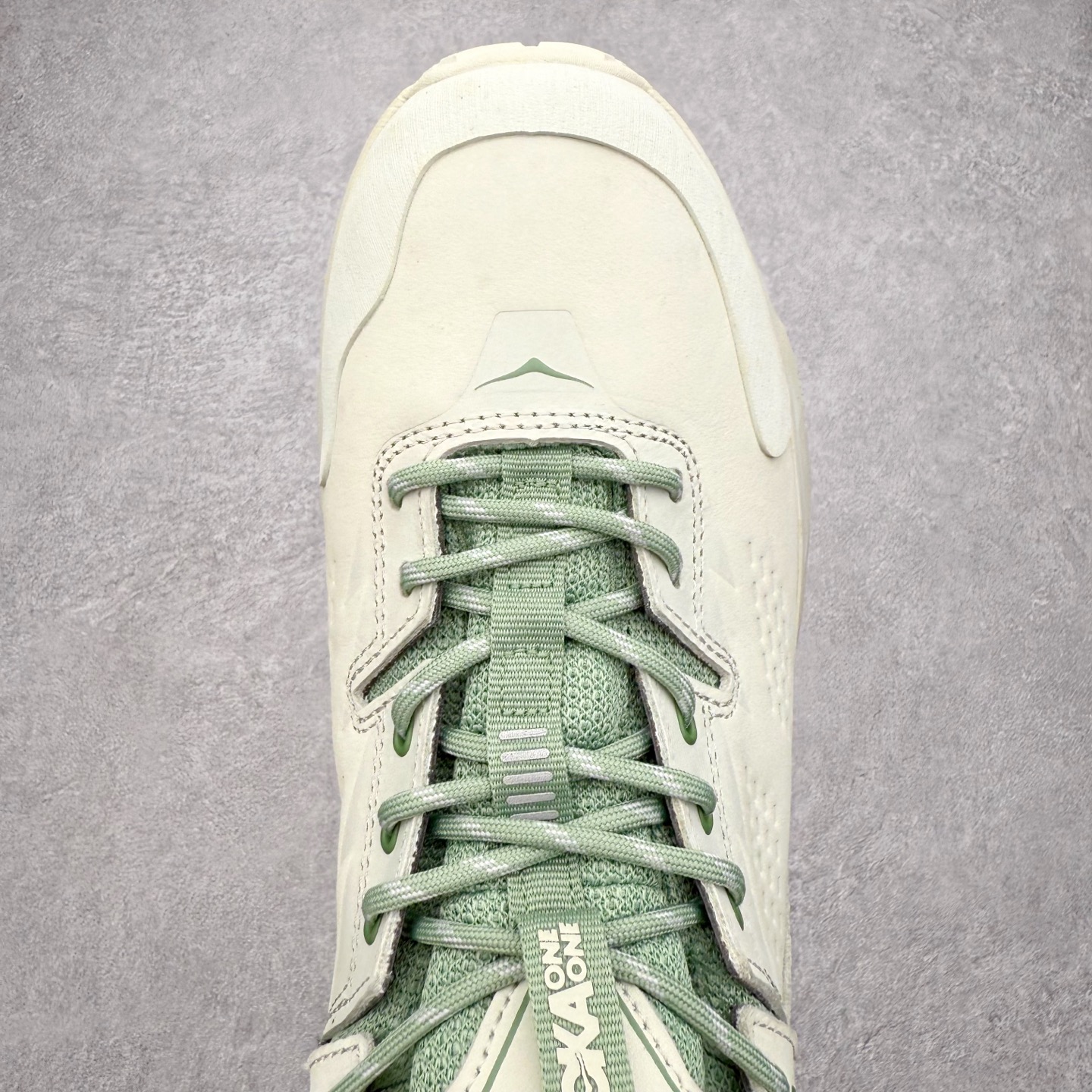 图片[4]-HOKA ONE ONE Kaha Low GTX 卡哈 牛皮织物皮革 缓震 防滑防水透气支撑抓地 低帮 户外功能鞋 男女同款 HOKA ONE ONE是来自美国的跑步鞋知名品牌，创立于2009年，始终致力于为所有跑者提供更新、更好的跑步装备。相比常规跑鞋，HOKA ONE ONE特别研发使用性能独特的几何形跑鞋中底，此种鞋底更厚、更高、回弹性也更好，除了卓越的缓冲性能，它还能內各种阶段的跑者带来更具动感、更加稳定的跑步体验。HOKAONE ONE从设计之初就清楚意识到，要保证跑者步幅的均匀一致，双脚自然而然的运动至关重要。尺码：36 36.5 37.5 38 38.5 39 40 40.5 41 42 42.5 43 44 44.5 45-选品中心