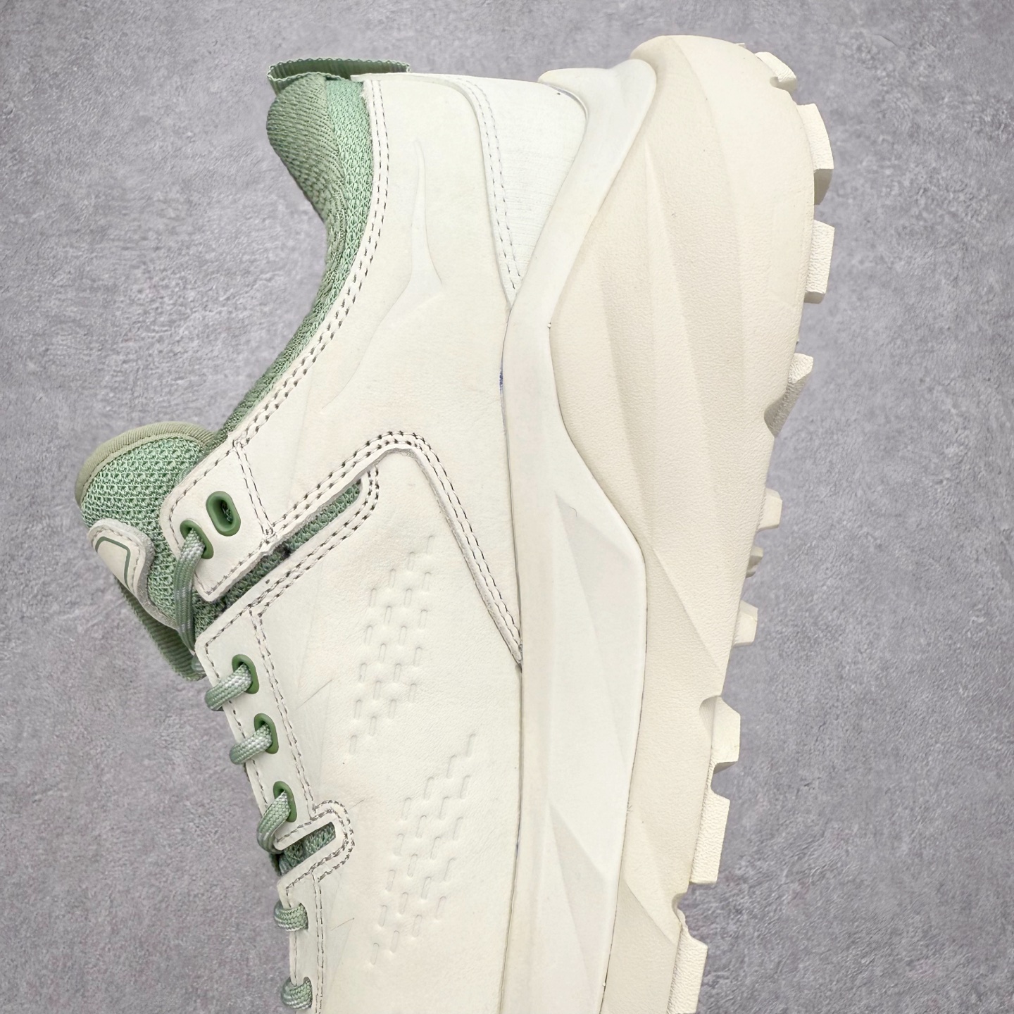 图片[7]-HOKA ONE ONE Kaha Low GTX 卡哈 牛皮织物皮革 缓震 防滑防水透气支撑抓地 低帮 户外功能鞋 男女同款 HOKA ONE ONE是来自美国的跑步鞋知名品牌，创立于2009年，始终致力于为所有跑者提供更新、更好的跑步装备。相比常规跑鞋，HOKA ONE ONE特别研发使用性能独特的几何形跑鞋中底，此种鞋底更厚、更高、回弹性也更好，除了卓越的缓冲性能，它还能內各种阶段的跑者带来更具动感、更加稳定的跑步体验。HOKAONE ONE从设计之初就清楚意识到，要保证跑者步幅的均匀一致，双脚自然而然的运动至关重要。尺码：36 36.5 37.5 38 38.5 39 40 40.5 41 42 42.5 43 44 44.5 45-选品中心