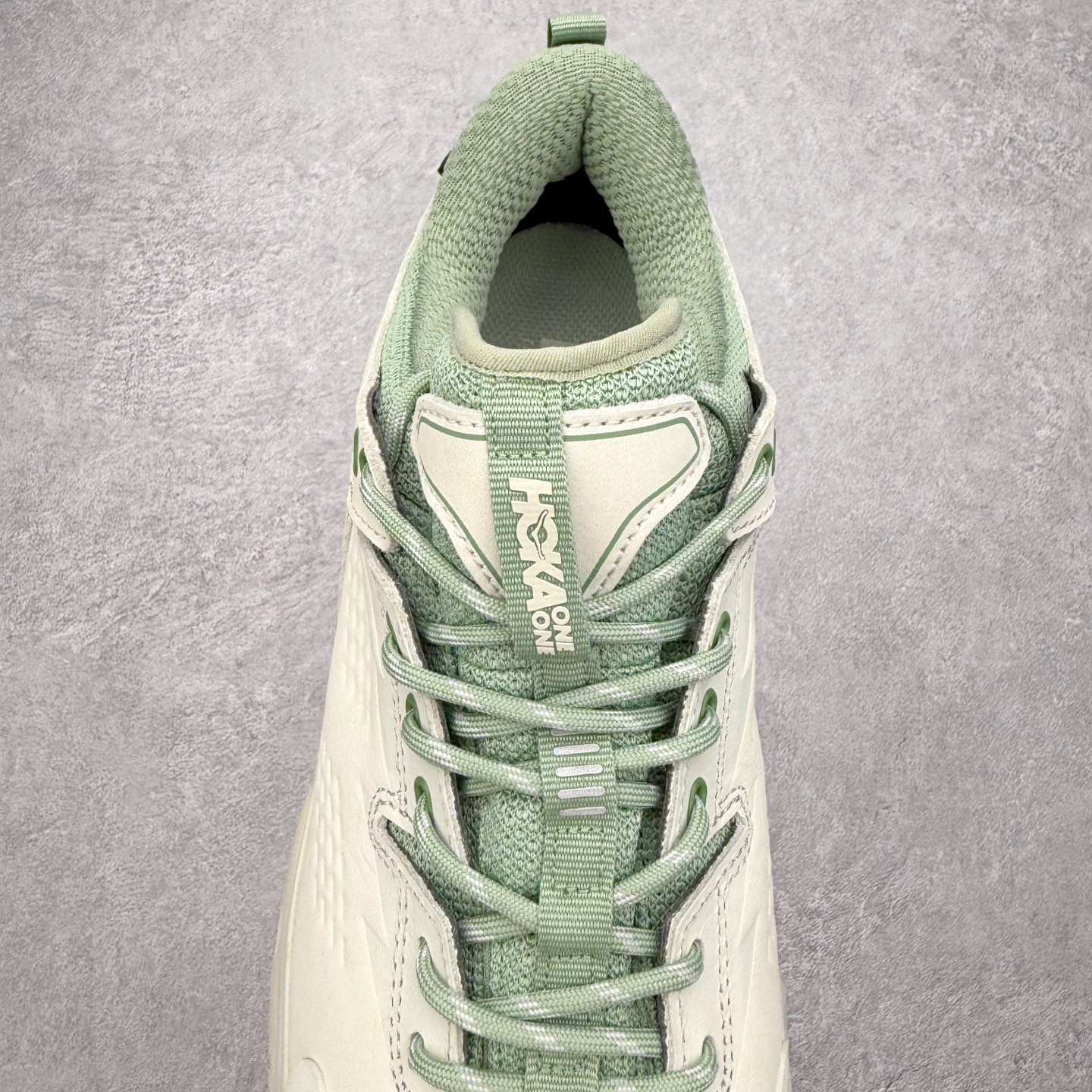 图片[5]-HOKA ONE ONE Kaha Low GTX 卡哈 牛皮织物皮革 缓震 防滑防水透气支撑抓地 低帮 户外功能鞋 男女同款 HOKA ONE ONE是来自美国的跑步鞋知名品牌，创立于2009年，始终致力于为所有跑者提供更新、更好的跑步装备。相比常规跑鞋，HOKA ONE ONE特别研发使用性能独特的几何形跑鞋中底，此种鞋底更厚、更高、回弹性也更好，除了卓越的缓冲性能，它还能內各种阶段的跑者带来更具动感、更加稳定的跑步体验。HOKAONE ONE从设计之初就清楚意识到，要保证跑者步幅的均匀一致，双脚自然而然的运动至关重要。尺码：36 36.5 37.5 38 38.5 39 40 40.5 41 42 42.5 43 44 44.5 45-选品中心