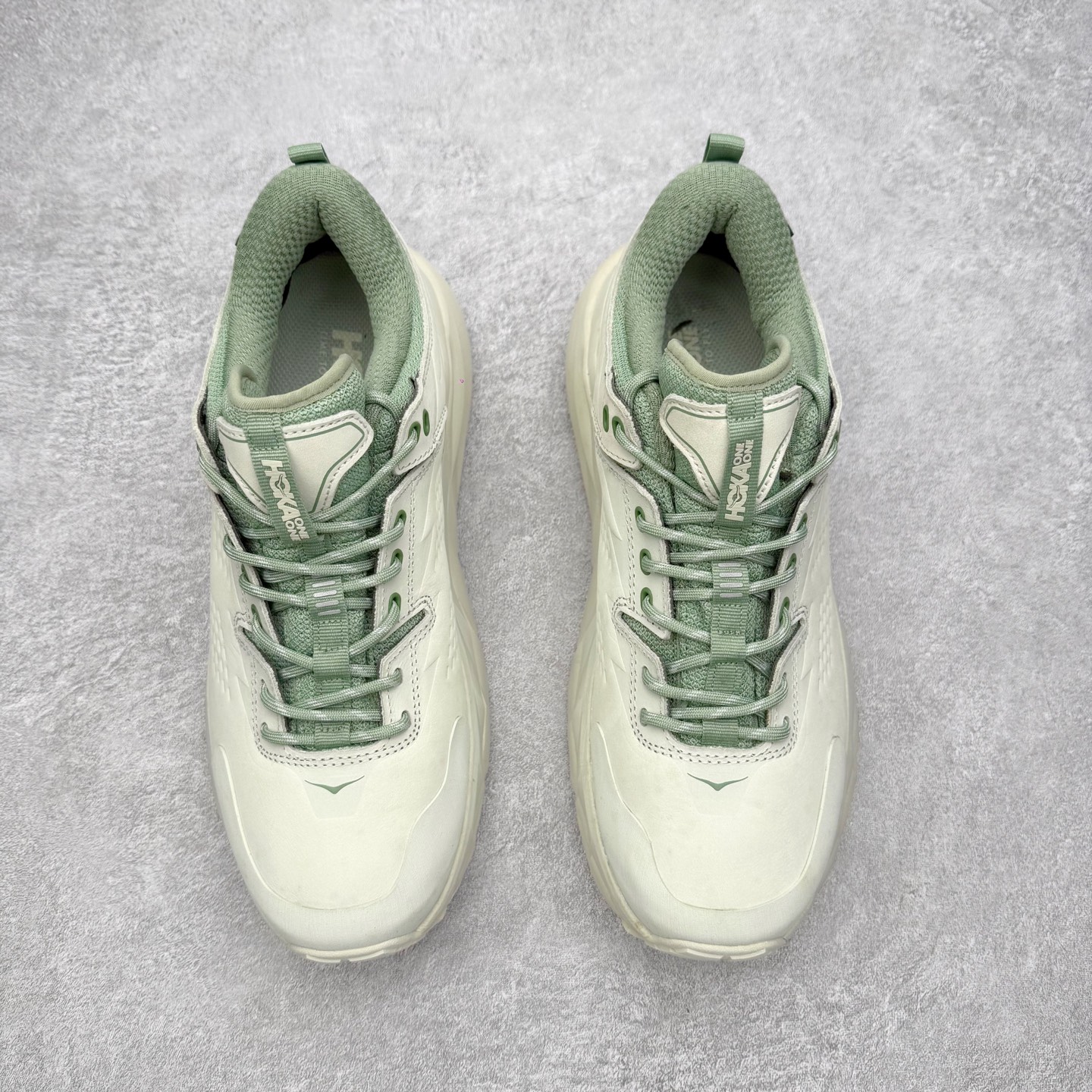 图片[2]-HOKA ONE ONE Kaha Low GTX 卡哈 牛皮织物皮革 缓震 防滑防水透气支撑抓地 低帮 户外功能鞋 男女同款 HOKA ONE ONE是来自美国的跑步鞋知名品牌，创立于2009年，始终致力于为所有跑者提供更新、更好的跑步装备。相比常规跑鞋，HOKA ONE ONE特别研发使用性能独特的几何形跑鞋中底，此种鞋底更厚、更高、回弹性也更好，除了卓越的缓冲性能，它还能內各种阶段的跑者带来更具动感、更加稳定的跑步体验。HOKAONE ONE从设计之初就清楚意识到，要保证跑者步幅的均匀一致，双脚自然而然的运动至关重要。尺码：36 36.5 37.5 38 38.5 39 40 40.5 41 42 42.5 43 44 44.5 45-选品中心