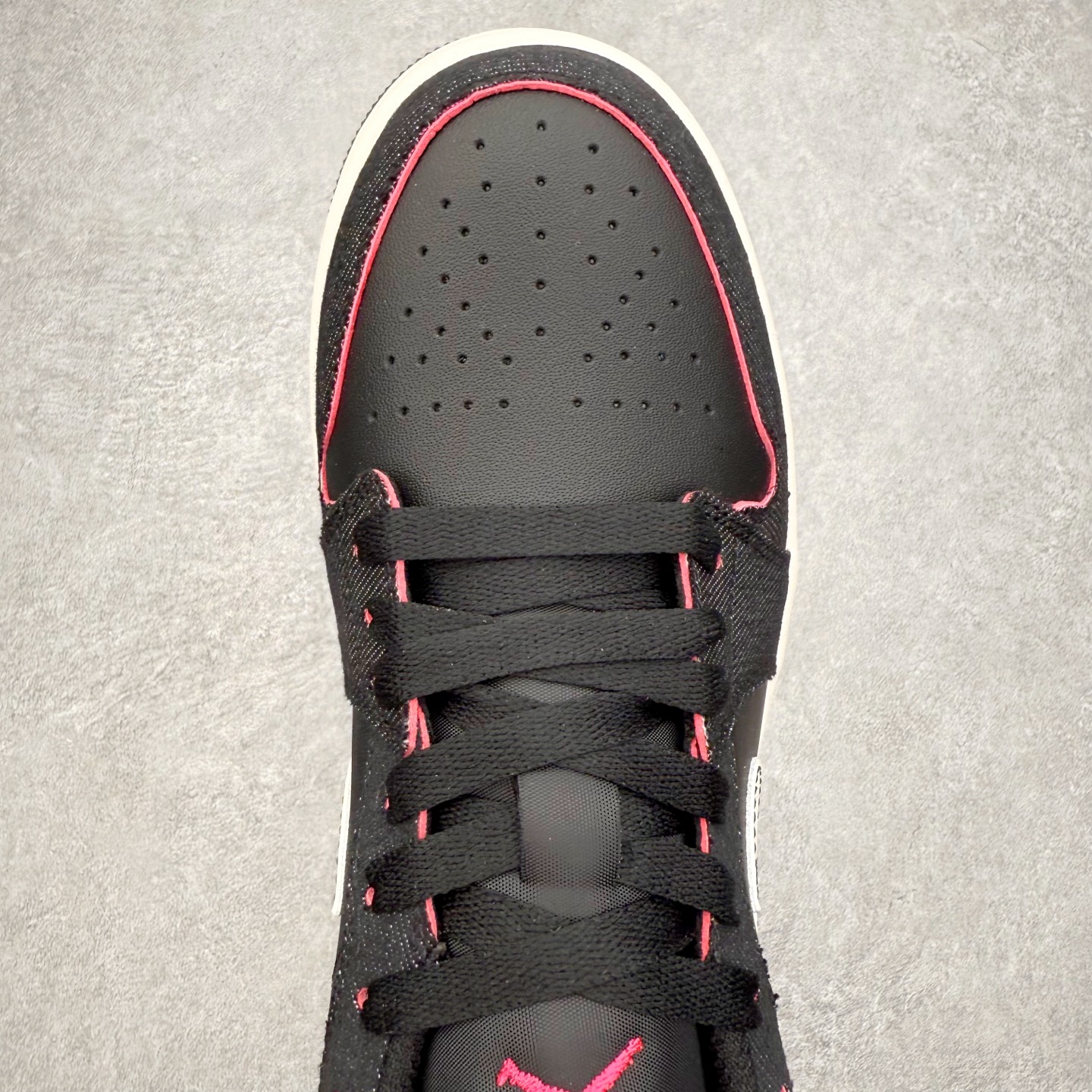 图片[4]-＃K版 Air Jordan AJ1 Low 低帮 IR0842-010 全新流水线出品 DT版本唯一平替选择 市场第二梯队最强版 全部原鞋开发 原楦原纸板开发 全鞋电脑针车 原厂内置全掌气垫 原盒内在原标 唯一Zp原版鞋带绑法 免检产品 全新2022版型 全头层皮料 完美零毛边处理 原厂配置全掌气垫 价格定位良心 几十个配色陆续出货 实拍调校N版已经零色差零失真 百分百还原实物色彩所见即所得 不存在货不对板色差等低级问题 选购参考实物拍摄 不混卖不参货 只用心做好货严格选品 承诺混一赔十 尺码：36 36.5 37.5 38 38.5 39 40 40.5 41 42 42.5 43 44 44.5 45-选品中心