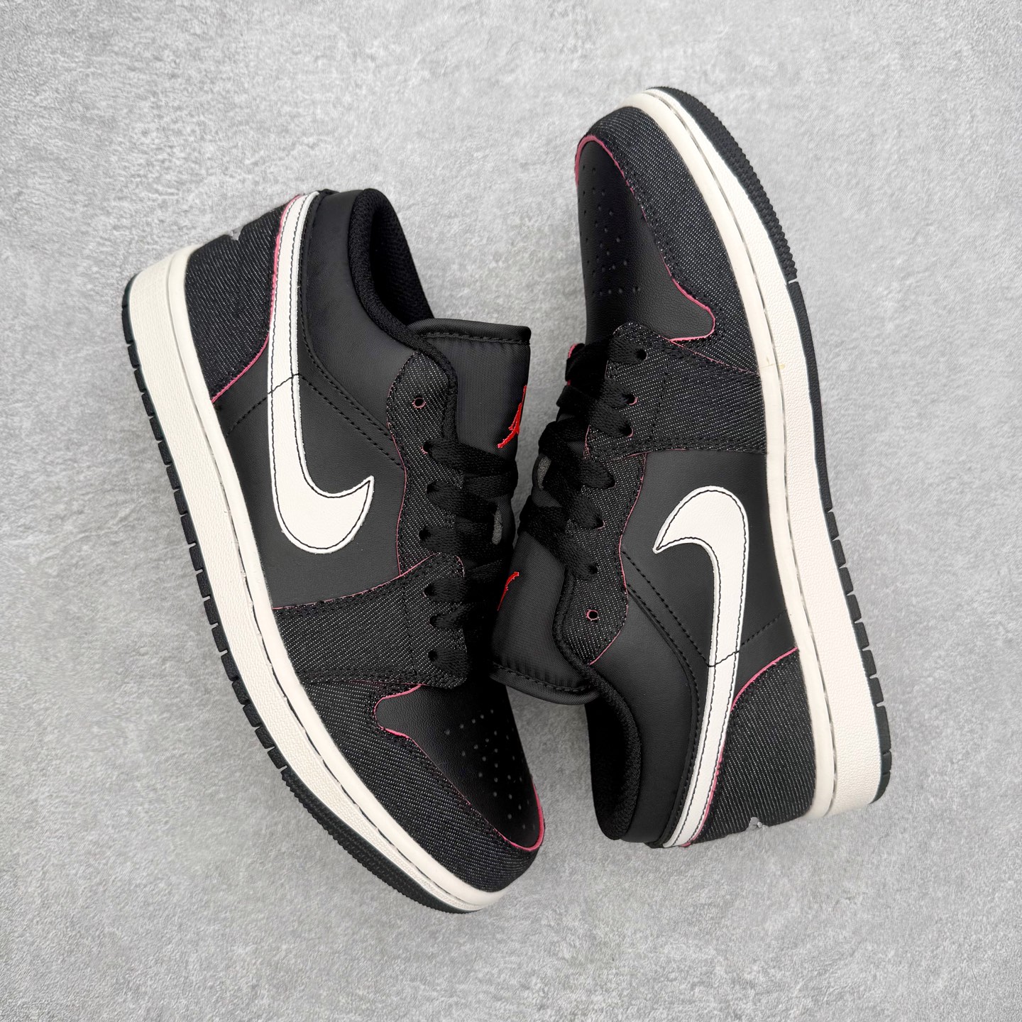 图片[3]-＃K版 Air Jordan AJ1 Low 低帮 IR0842-010 全新流水线出品 DT版本唯一平替选择 市场第二梯队最强版 全部原鞋开发 原楦原纸板开发 全鞋电脑针车 原厂内置全掌气垫 原盒内在原标 唯一Zp原版鞋带绑法 免检产品 全新2022版型 全头层皮料 完美零毛边处理 原厂配置全掌气垫 价格定位良心 几十个配色陆续出货 实拍调校N版已经零色差零失真 百分百还原实物色彩所见即所得 不存在货不对板色差等低级问题 选购参考实物拍摄 不混卖不参货 只用心做好货严格选品 承诺混一赔十 尺码：36 36.5 37.5 38 38.5 39 40 40.5 41 42 42.5 43 44 44.5 45-选品中心