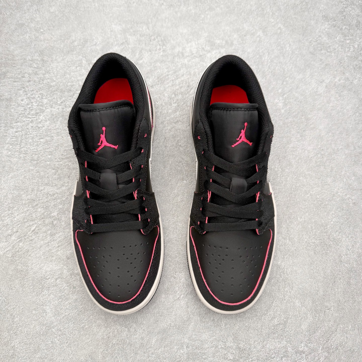 图片[2]-＃K版 Air Jordan AJ1 Low 低帮 IR0842-010 全新流水线出品 DT版本唯一平替选择 市场第二梯队最强版 全部原鞋开发 原楦原纸板开发 全鞋电脑针车 原厂内置全掌气垫 原盒内在原标 唯一Zp原版鞋带绑法 免检产品 全新2022版型 全头层皮料 完美零毛边处理 原厂配置全掌气垫 价格定位良心 几十个配色陆续出货 实拍调校N版已经零色差零失真 百分百还原实物色彩所见即所得 不存在货不对板色差等低级问题 选购参考实物拍摄 不混卖不参货 只用心做好货严格选品 承诺混一赔十 尺码：36 36.5 37.5 38 38.5 39 40 40.5 41 42 42.5 43 44 44.5 45-选品中心