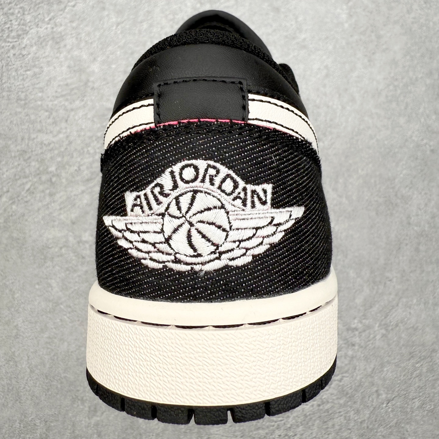 图片[8]-＃K版 Air Jordan AJ1 Low 低帮 IR0842-010 全新流水线出品 DT版本唯一平替选择 市场第二梯队最强版 全部原鞋开发 原楦原纸板开发 全鞋电脑针车 原厂内置全掌气垫 原盒内在原标 唯一Zp原版鞋带绑法 免检产品 全新2022版型 全头层皮料 完美零毛边处理 原厂配置全掌气垫 价格定位良心 几十个配色陆续出货 实拍调校N版已经零色差零失真 百分百还原实物色彩所见即所得 不存在货不对板色差等低级问题 选购参考实物拍摄 不混卖不参货 只用心做好货严格选品 承诺混一赔十 尺码：36 36.5 37.5 38 38.5 39 40 40.5 41 42 42.5 43 44 44.5 45-选品中心