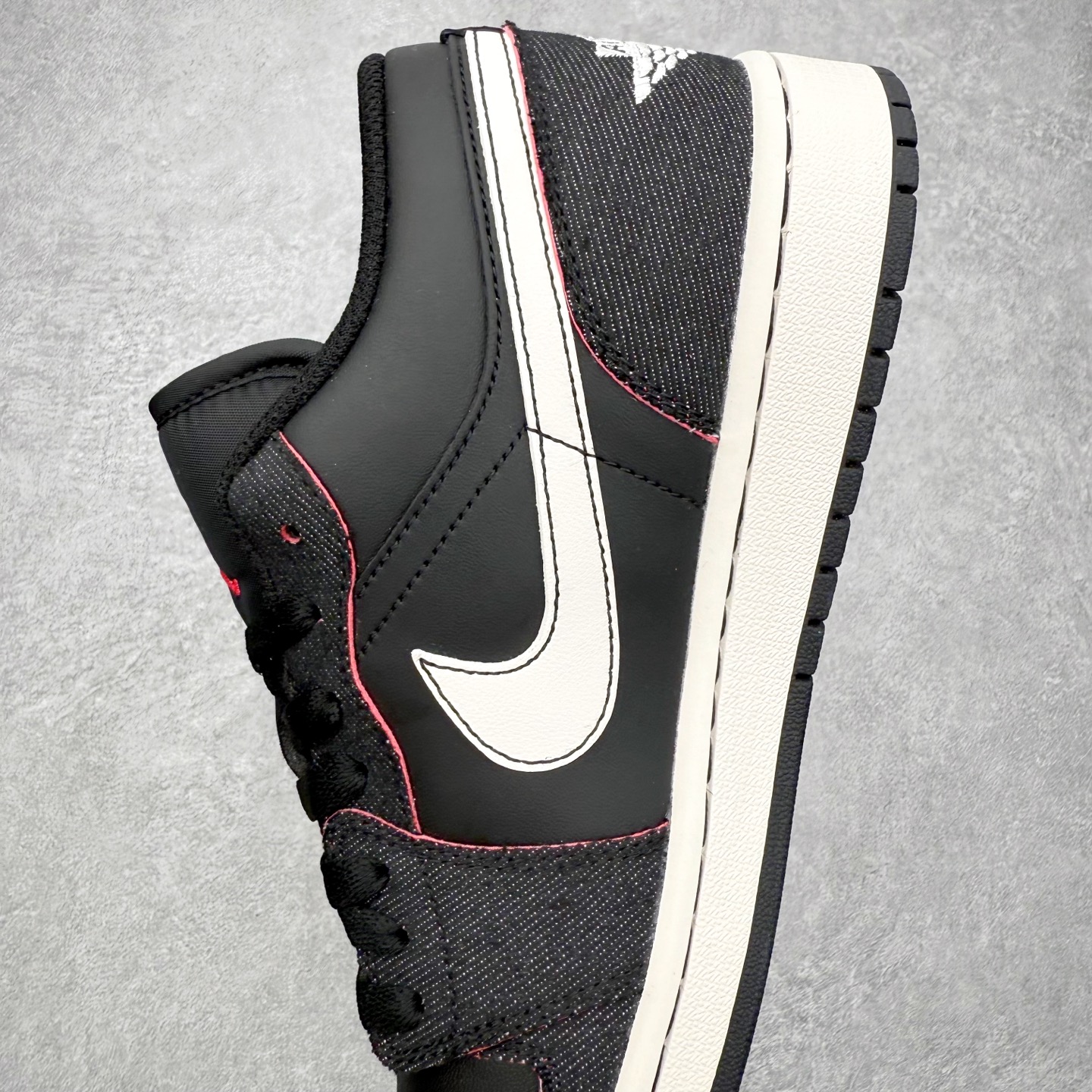 图片[7]-＃K版 Air Jordan AJ1 Low 低帮 IR0842-010 全新流水线出品 DT版本唯一平替选择 市场第二梯队最强版 全部原鞋开发 原楦原纸板开发 全鞋电脑针车 原厂内置全掌气垫 原盒内在原标 唯一Zp原版鞋带绑法 免检产品 全新2022版型 全头层皮料 完美零毛边处理 原厂配置全掌气垫 价格定位良心 几十个配色陆续出货 实拍调校N版已经零色差零失真 百分百还原实物色彩所见即所得 不存在货不对板色差等低级问题 选购参考实物拍摄 不混卖不参货 只用心做好货严格选品 承诺混一赔十 尺码：36 36.5 37.5 38 38.5 39 40 40.5 41 42 42.5 43 44 44.5 45-选品中心