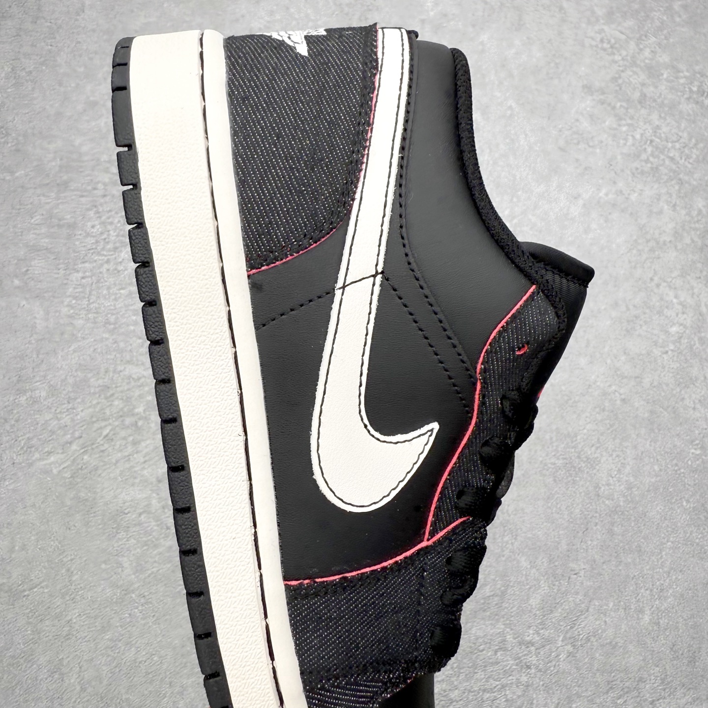 图片[6]-＃K版 Air Jordan AJ1 Low 低帮 IR0842-010 全新流水线出品 DT版本唯一平替选择 市场第二梯队最强版 全部原鞋开发 原楦原纸板开发 全鞋电脑针车 原厂内置全掌气垫 原盒内在原标 唯一Zp原版鞋带绑法 免检产品 全新2022版型 全头层皮料 完美零毛边处理 原厂配置全掌气垫 价格定位良心 几十个配色陆续出货 实拍调校N版已经零色差零失真 百分百还原实物色彩所见即所得 不存在货不对板色差等低级问题 选购参考实物拍摄 不混卖不参货 只用心做好货严格选品 承诺混一赔十 尺码：36 36.5 37.5 38 38.5 39 40 40.5 41 42 42.5 43 44 44.5 45-选品中心