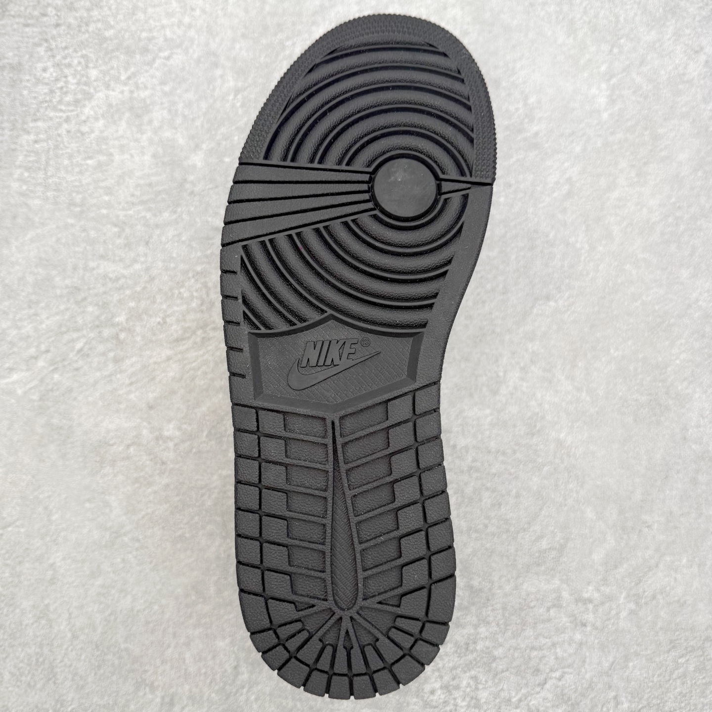 图片[9]-＃K版 Air Jordan AJ1 Low 低帮 IR0842-010 全新流水线出品 DT版本唯一平替选择 市场第二梯队最强版 全部原鞋开发 原楦原纸板开发 全鞋电脑针车 原厂内置全掌气垫 原盒内在原标 唯一Zp原版鞋带绑法 免检产品 全新2022版型 全头层皮料 完美零毛边处理 原厂配置全掌气垫 价格定位良心 几十个配色陆续出货 实拍调校N版已经零色差零失真 百分百还原实物色彩所见即所得 不存在货不对板色差等低级问题 选购参考实物拍摄 不混卖不参货 只用心做好货严格选品 承诺混一赔十 尺码：36 36.5 37.5 38 38.5 39 40 40.5 41 42 42.5 43 44 44.5 45-选品中心