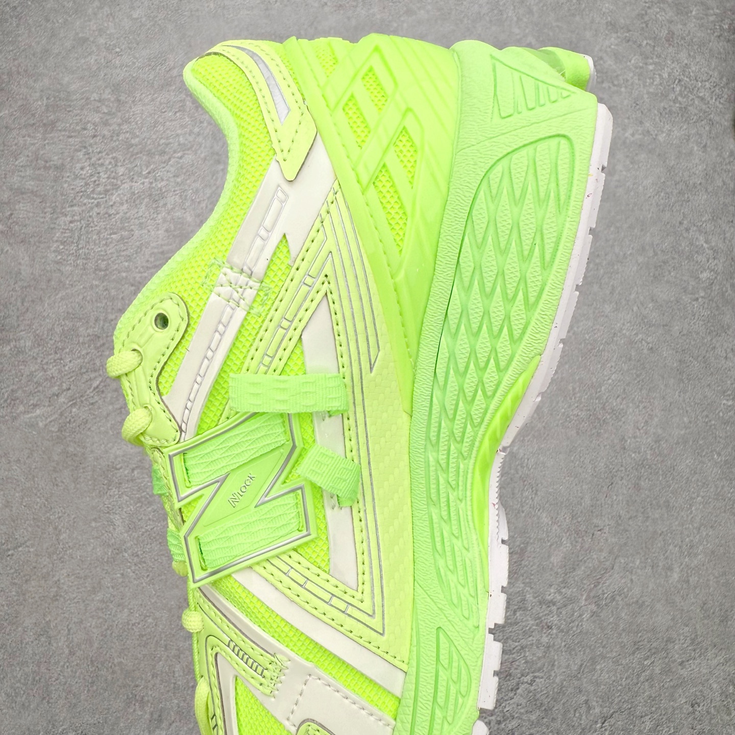 图片[7]-New Balance M1906R NB新百伦系列复古老爹风休闲运动慢跑鞋 日韩出口特供订单 全网最全配色 配套商长期套现长期补货 全新货品 正常出厂触屏不到的单价 超级跑量款 全套原楦原纸板原厂数据开发 进口三明治网面 原装进口翻毛皮料正确绒感卡色 正确中底拉帮中底网布细节 采用轻质牛剖革拼接透气网眼衬垫织物鞋面材质 T-Beam大底提供足步弓支撑 保持步态稳定 后跟搭载外露缓震胶 鞋身整体以各种深浅不一的灰色覆盖 鞋头以淡蓝色调装饰 网眼衬垫通过不规律的色块实现做旧的美感 泛黄的鞋底更是进一步增添了复古气息 尺码：36 37 37.5 38 38.5 39.5 40 40.5 41.5 42 42.5 43 44 45-选品中心