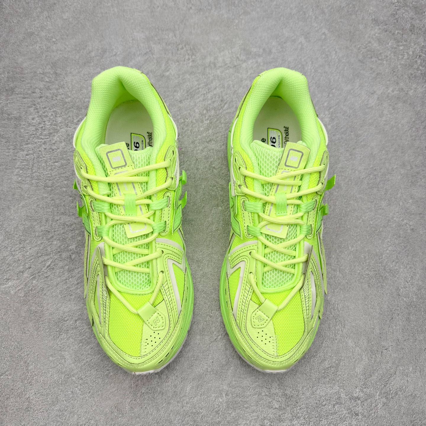 图片[2]-New Balance M1906R NB新百伦系列复古老爹风休闲运动慢跑鞋 日韩出口特供订单 全网最全配色 配套商长期套现长期补货 全新货品 正常出厂触屏不到的单价 超级跑量款 全套原楦原纸板原厂数据开发 进口三明治网面 原装进口翻毛皮料正确绒感卡色 正确中底拉帮中底网布细节 采用轻质牛剖革拼接透气网眼衬垫织物鞋面材质 T-Beam大底提供足步弓支撑 保持步态稳定 后跟搭载外露缓震胶 鞋身整体以各种深浅不一的灰色覆盖 鞋头以淡蓝色调装饰 网眼衬垫通过不规律的色块实现做旧的美感 泛黄的鞋底更是进一步增添了复古气息 尺码：36 37 37.5 38 38.5 39.5 40 40.5 41.5 42 42.5 43 44 45-选品中心