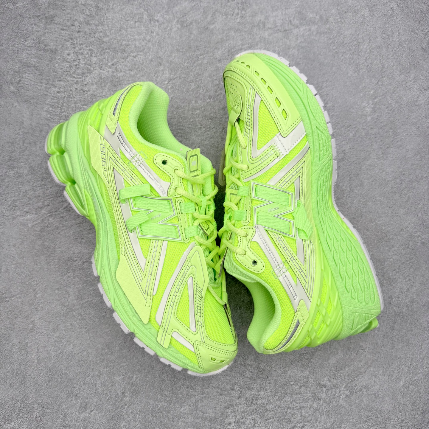 图片[3]-New Balance M1906R NB新百伦系列复古老爹风休闲运动慢跑鞋 日韩出口特供订单 全网最全配色 配套商长期套现长期补货 全新货品 正常出厂触屏不到的单价 超级跑量款 全套原楦原纸板原厂数据开发 进口三明治网面 原装进口翻毛皮料正确绒感卡色 正确中底拉帮中底网布细节 采用轻质牛剖革拼接透气网眼衬垫织物鞋面材质 T-Beam大底提供足步弓支撑 保持步态稳定 后跟搭载外露缓震胶 鞋身整体以各种深浅不一的灰色覆盖 鞋头以淡蓝色调装饰 网眼衬垫通过不规律的色块实现做旧的美感 泛黄的鞋底更是进一步增添了复古气息 尺码：36 37 37.5 38 38.5 39.5 40 40.5 41.5 42 42.5 43 44 45-选品中心