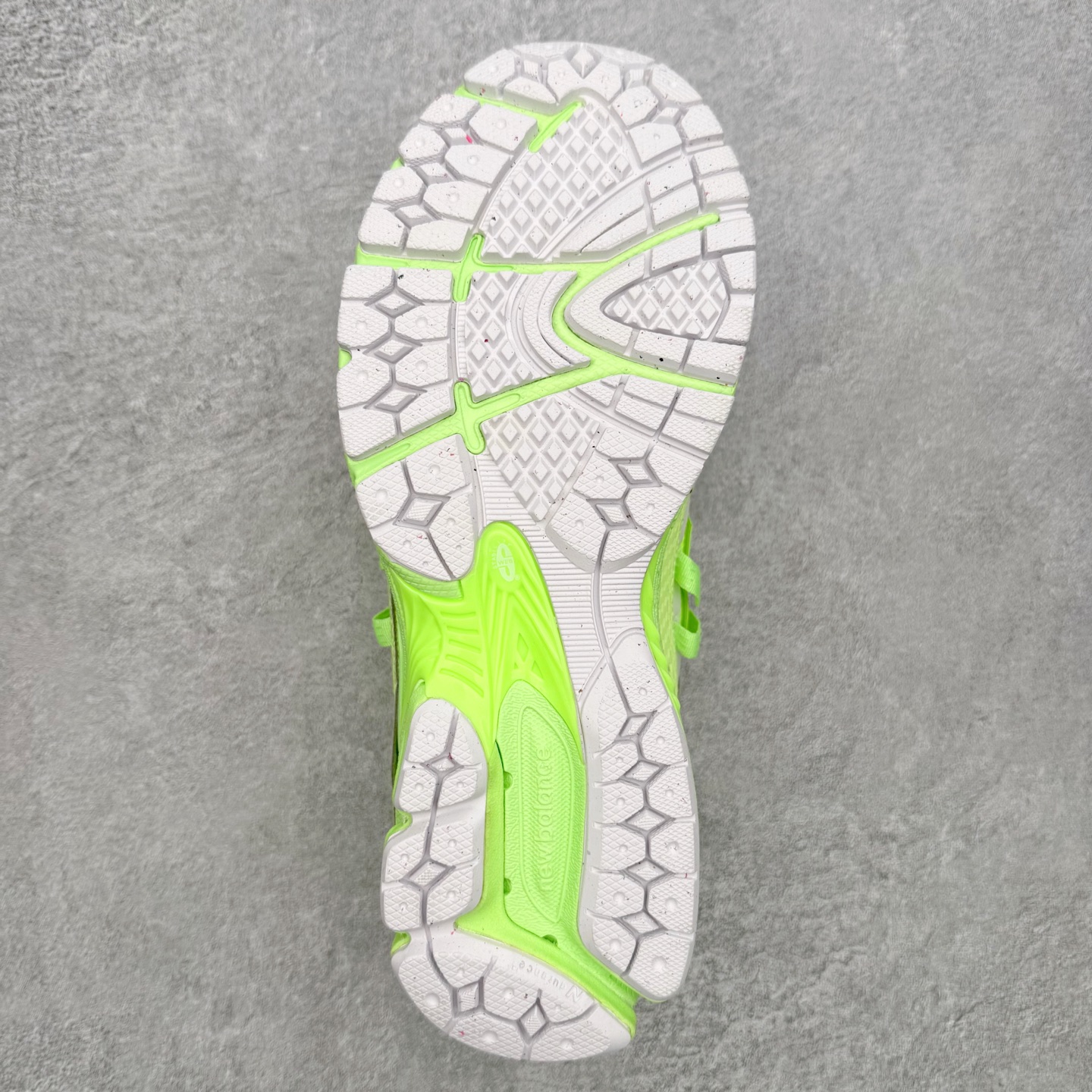 图片[9]-New Balance M1906R NB新百伦系列复古老爹风休闲运动慢跑鞋 日韩出口特供订单 全网最全配色 配套商长期套现长期补货 全新货品 正常出厂触屏不到的单价 超级跑量款 全套原楦原纸板原厂数据开发 进口三明治网面 原装进口翻毛皮料正确绒感卡色 正确中底拉帮中底网布细节 采用轻质牛剖革拼接透气网眼衬垫织物鞋面材质 T-Beam大底提供足步弓支撑 保持步态稳定 后跟搭载外露缓震胶 鞋身整体以各种深浅不一的灰色覆盖 鞋头以淡蓝色调装饰 网眼衬垫通过不规律的色块实现做旧的美感 泛黄的鞋底更是进一步增添了复古气息 尺码：36 37 37.5 38 38.5 39.5 40 40.5 41.5 42 42.5 43 44 45-选品中心