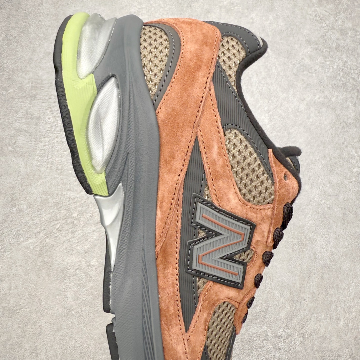 图片[6]-New Balance NB2010系列新百伦经典复古休闲运动板鞋 以ENCAP中底配以升级版 N-ERGY缓震物料 鞋面则采用特色的柔软麂皮搭以NewBalance经典的尼龙网布 低调中还原跑鞋本真 更年轻化的设计理念与材质 让新世代青年得以用全新视角体验经典鞋款的传奇魅力尺码：36 37 37.5 38 38.5 39.5 40 40.5 41.5 42 42.5 43 44 45-选品中心