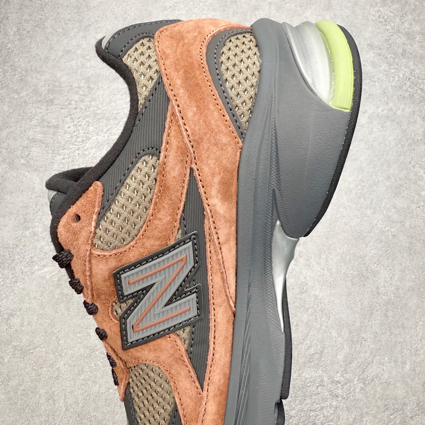 图片[7]-New Balance NB2010系列新百伦经典复古休闲运动板鞋 以ENCAP中底配以升级版 N-ERGY缓震物料 鞋面则采用特色的柔软麂皮搭以NewBalance经典的尼龙网布 低调中还原跑鞋本真 更年轻化的设计理念与材质 让新世代青年得以用全新视角体验经典鞋款的传奇魅力尺码：36 37 37.5 38 38.5 39.5 40 40.5 41.5 42 42.5 43 44 45-选品中心