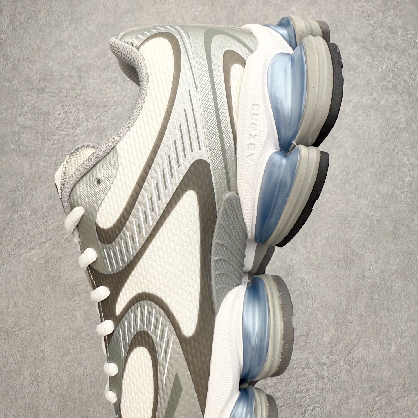 图片[7]-New Balance NB2000 舒适百搭防滑耐磨低帮 休闲跑步鞋 New Balance 在近两年的球鞋市场屡出奇招，在经典鞋型保持进一步增长的同时，推出的每一款新鞋型也都有傲人的战绩。在 327、9060 等鞋型获得成功之后，今天 New Balance 家族又迎来了新鲜血液的注入。这双 New Balance 2000 依然是融合了新旧元素的跑鞋造型，命名为 2000，或许是它的设计理念有着 Y2K 的血统。最大的亮点，在于这双鞋的中底。外侧以五个 ABZORB 单元，带来极具辨识度和冲击力的视觉效果，让这双鞋在外观和脚感方面都颇具吸引力。尺码：36 37 37.5 38 38.5 39 40 40.5 41 42 42.5 43 44 45 46-选品中心