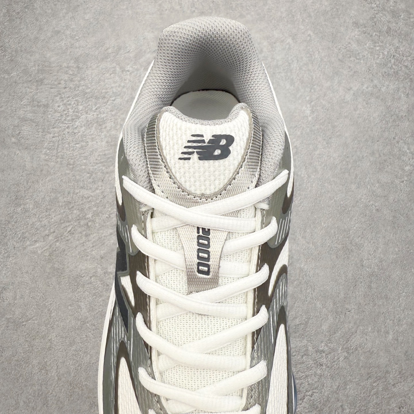 图片[5]-New Balance NB2000 舒适百搭防滑耐磨低帮 休闲跑步鞋 New Balance 在近两年的球鞋市场屡出奇招，在经典鞋型保持进一步增长的同时，推出的每一款新鞋型也都有傲人的战绩。在 327、9060 等鞋型获得成功之后，今天 New Balance 家族又迎来了新鲜血液的注入。这双 New Balance 2000 依然是融合了新旧元素的跑鞋造型，命名为 2000，或许是它的设计理念有着 Y2K 的血统。最大的亮点，在于这双鞋的中底。外侧以五个 ABZORB 单元，带来极具辨识度和冲击力的视觉效果，让这双鞋在外观和脚感方面都颇具吸引力。尺码：36 37 37.5 38 38.5 39 40 40.5 41 42 42.5 43 44 45 46-选品中心