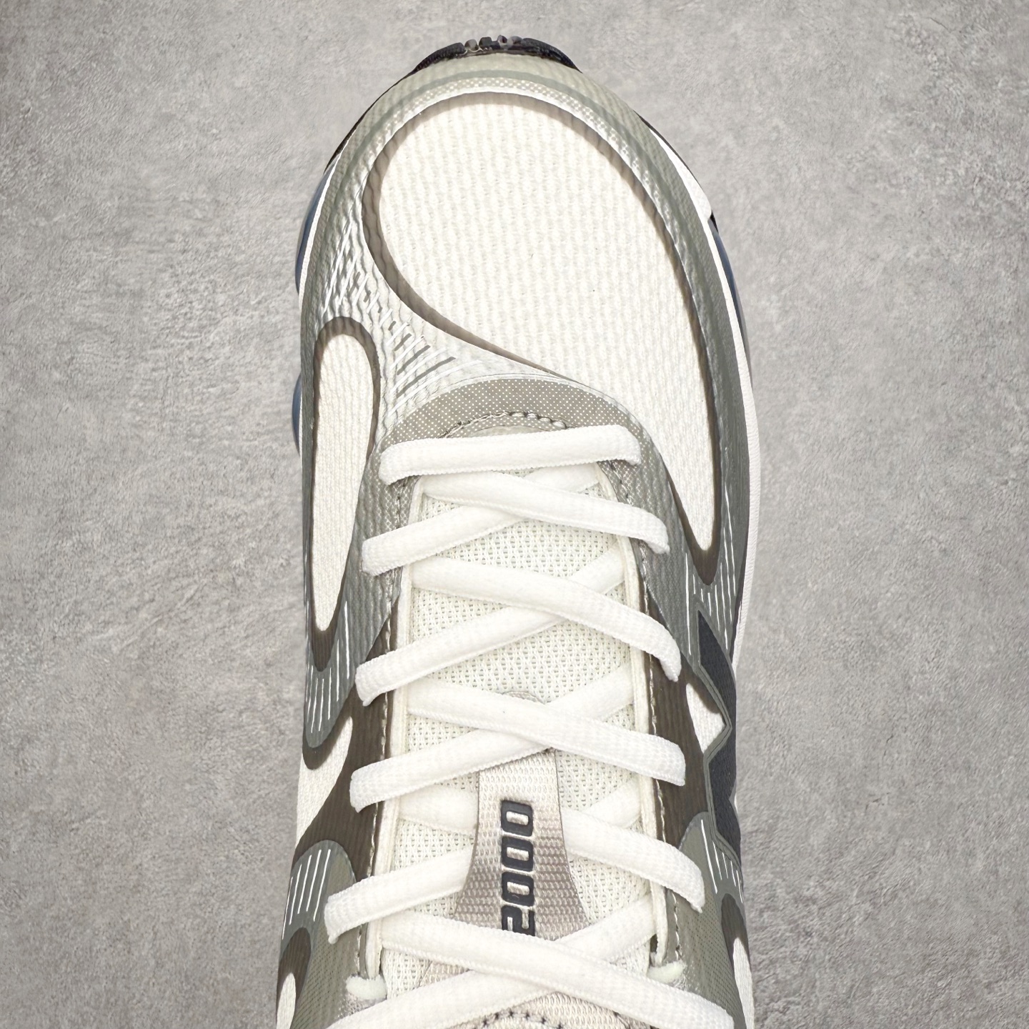 图片[4]-New Balance NB2000 舒适百搭防滑耐磨低帮 休闲跑步鞋 New Balance 在近两年的球鞋市场屡出奇招，在经典鞋型保持进一步增长的同时，推出的每一款新鞋型也都有傲人的战绩。在 327、9060 等鞋型获得成功之后，今天 New Balance 家族又迎来了新鲜血液的注入。这双 New Balance 2000 依然是融合了新旧元素的跑鞋造型，命名为 2000，或许是它的设计理念有着 Y2K 的血统。最大的亮点，在于这双鞋的中底。外侧以五个 ABZORB 单元，带来极具辨识度和冲击力的视觉效果，让这双鞋在外观和脚感方面都颇具吸引力。尺码：36 37 37.5 38 38.5 39 40 40.5 41 42 42.5 43 44 45 46-选品中心