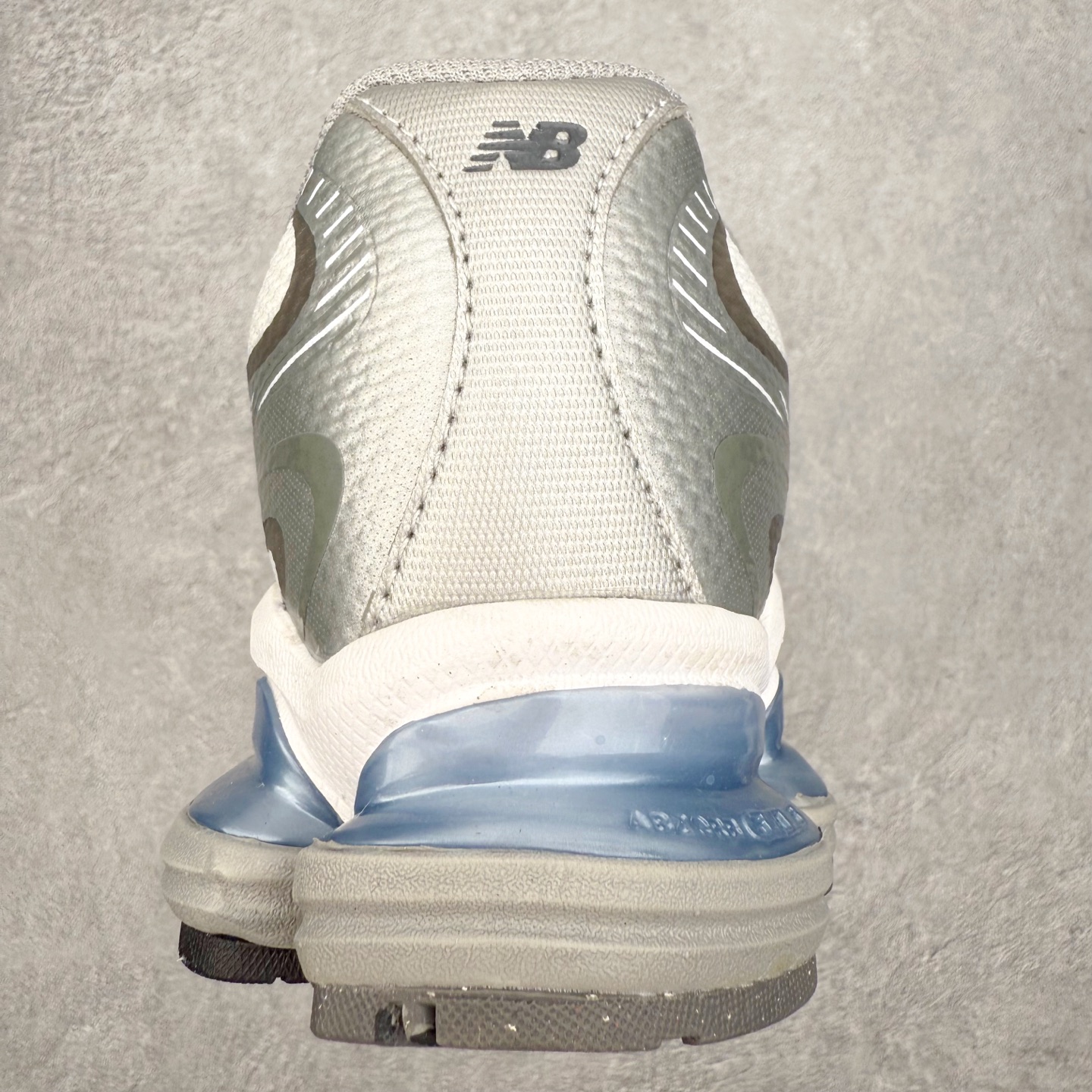 图片[8]-New Balance NB2000 舒适百搭防滑耐磨低帮 休闲跑步鞋 New Balance 在近两年的球鞋市场屡出奇招，在经典鞋型保持进一步增长的同时，推出的每一款新鞋型也都有傲人的战绩。在 327、9060 等鞋型获得成功之后，今天 New Balance 家族又迎来了新鲜血液的注入。这双 New Balance 2000 依然是融合了新旧元素的跑鞋造型，命名为 2000，或许是它的设计理念有着 Y2K 的血统。最大的亮点，在于这双鞋的中底。外侧以五个 ABZORB 单元，带来极具辨识度和冲击力的视觉效果，让这双鞋在外观和脚感方面都颇具吸引力。尺码：36 37 37.5 38 38.5 39 40 40.5 41 42 42.5 43 44 45 46-选品中心